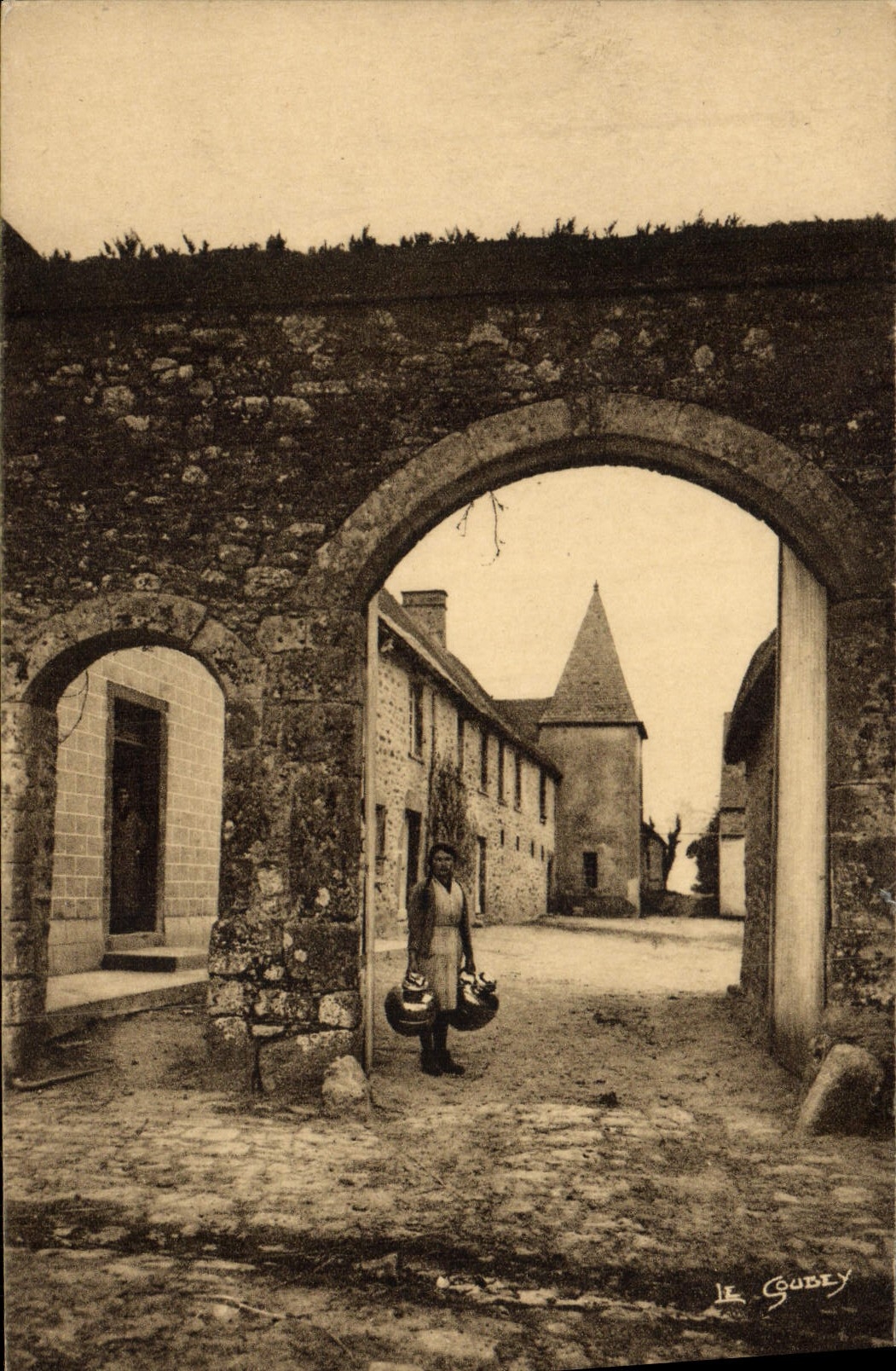 CPA La Normandie Pittoresque Entree Du manoir 