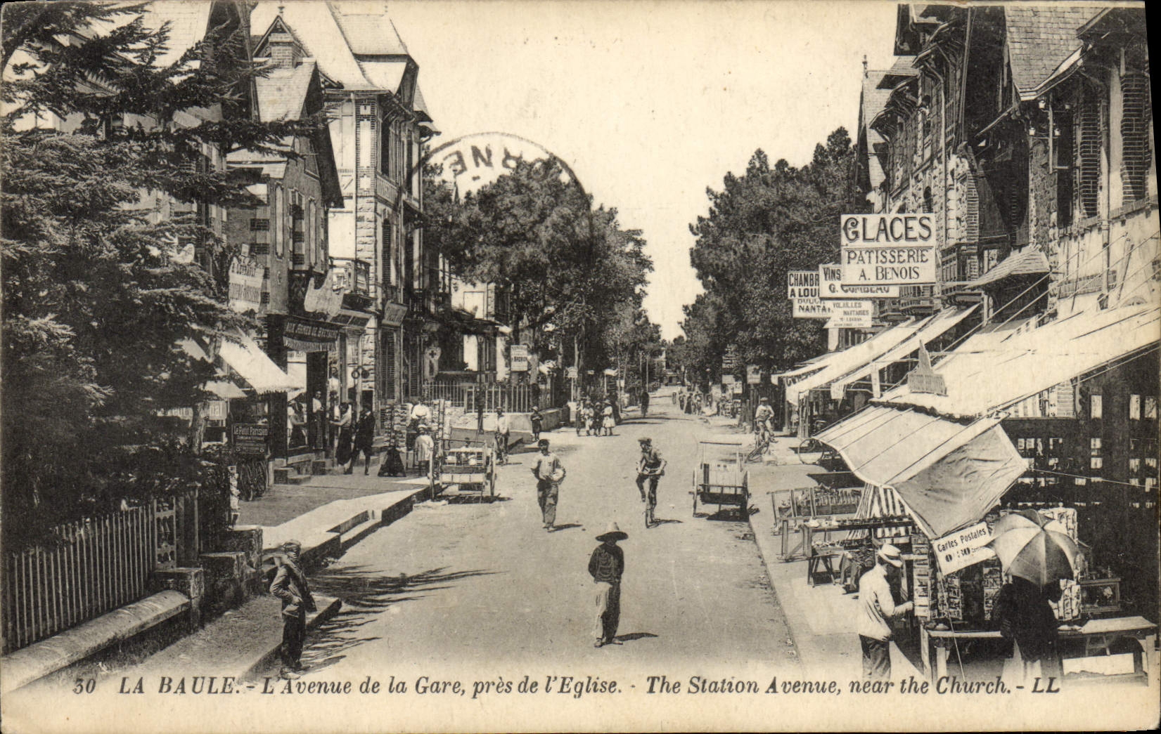 CPA La Baule L'Avenue De La Gare Pres De I'Eglise