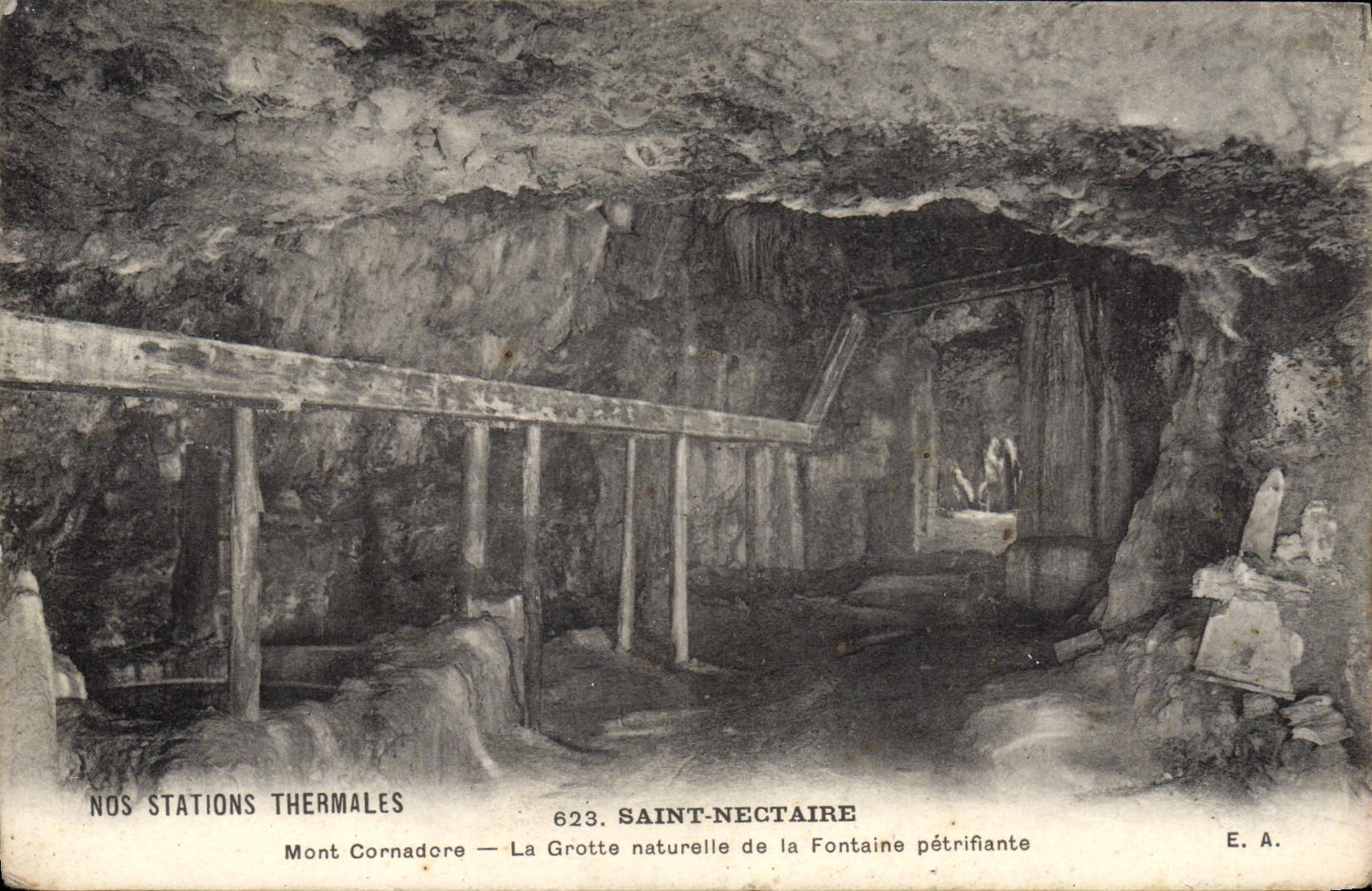 CPA Saint Nectaire La Grotte naturelle De La Fontaine Petriflante