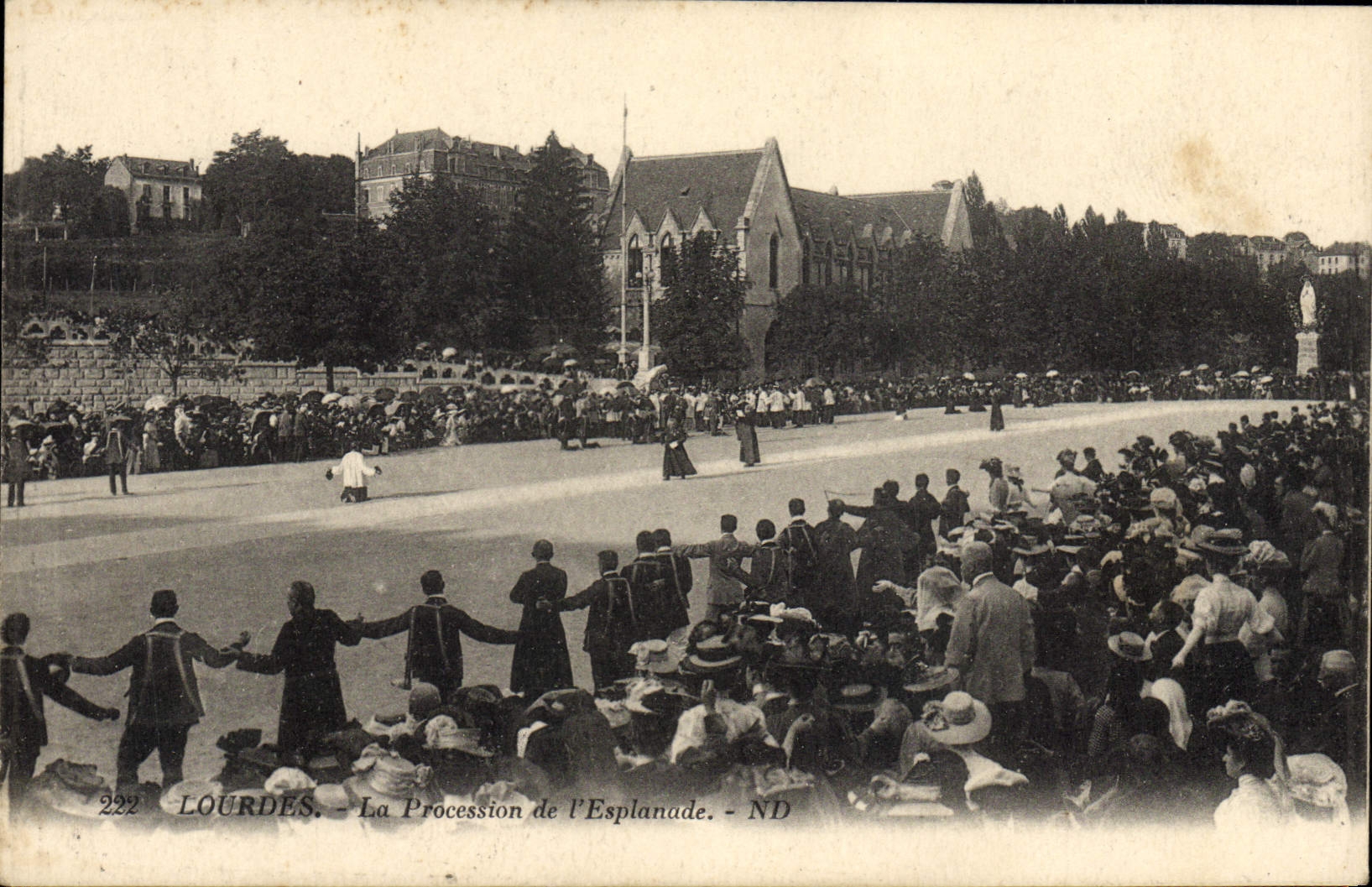 CPA Lourdes La Procession De I'Esplanade