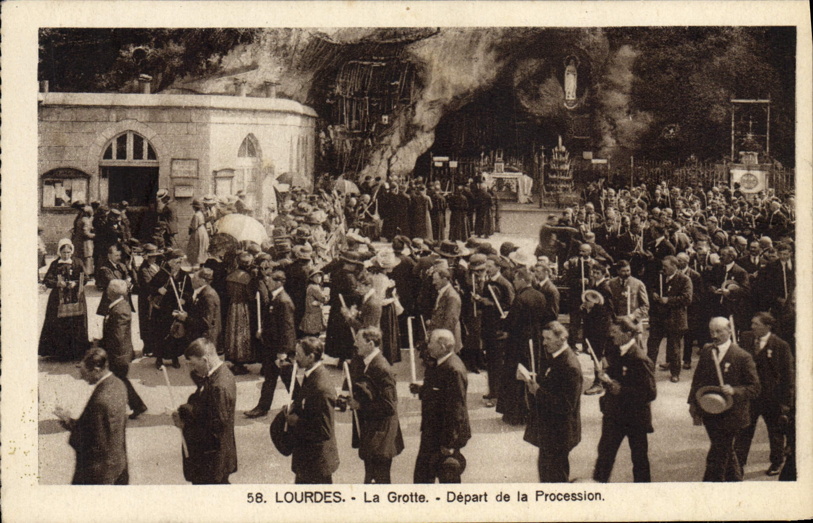 CPA Lourdes La Grotte Depart De La Procession