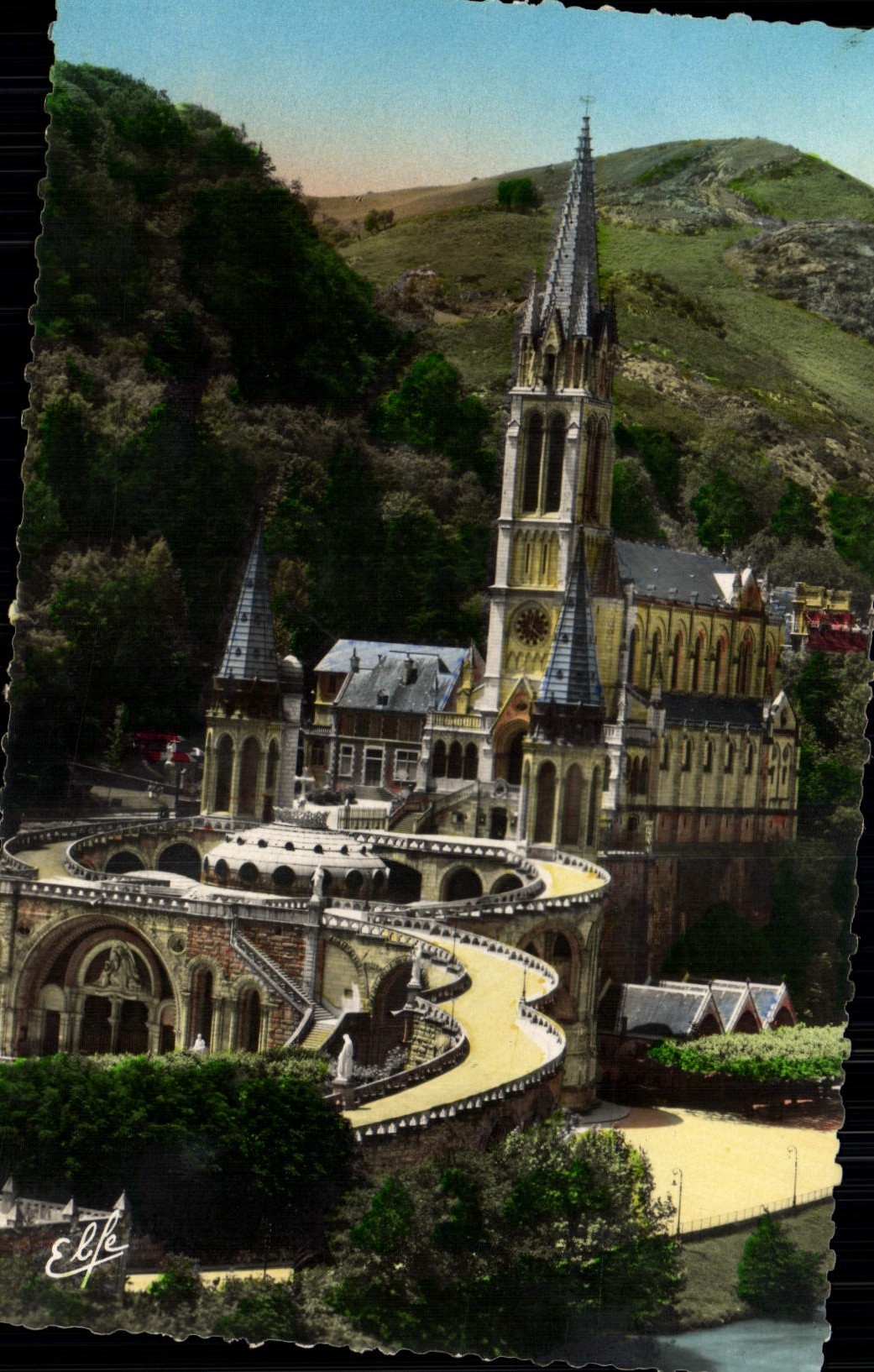 CPAMLourdes Vue Plongeante Sur La Basilique