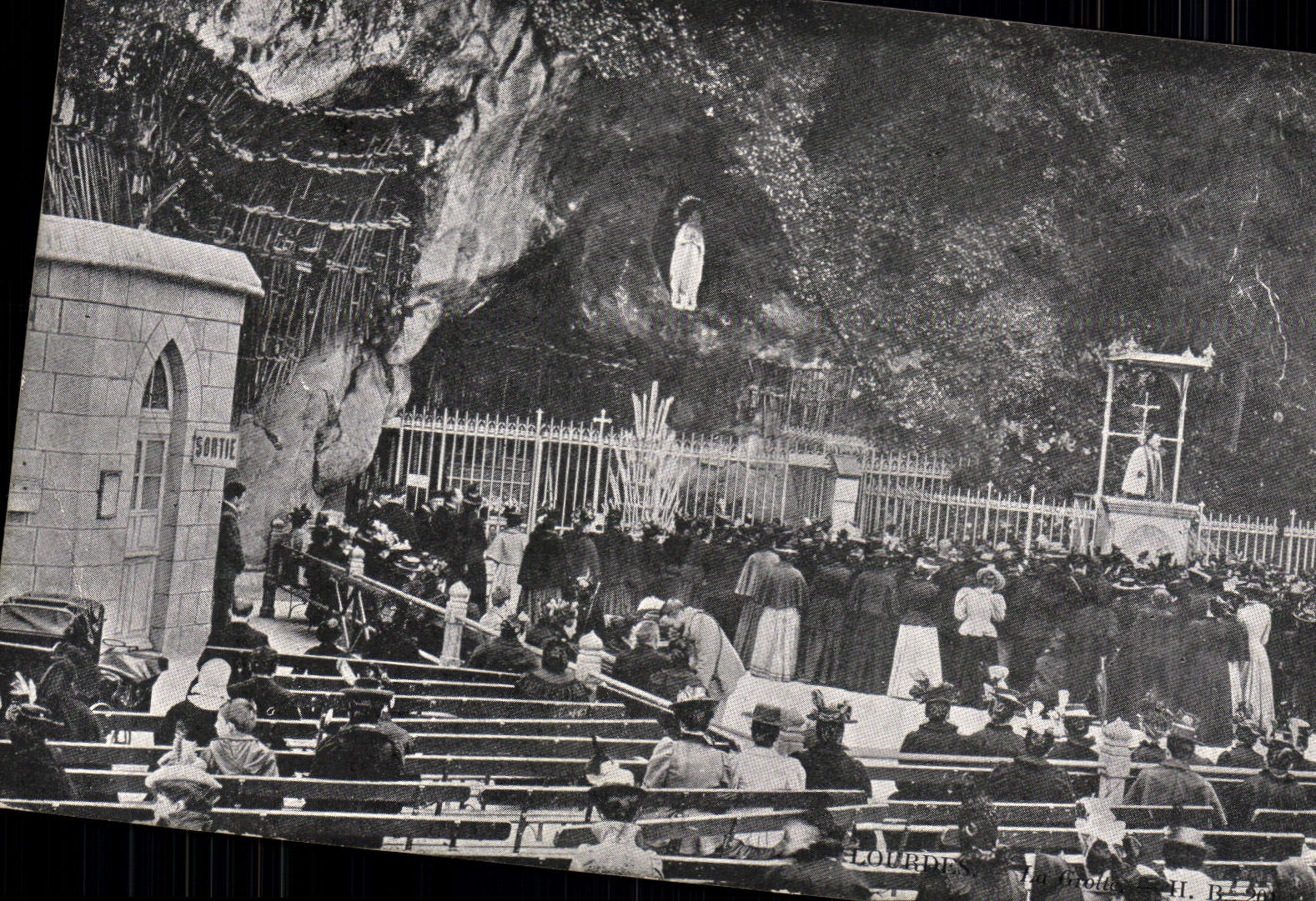 Lourdes — La grotte de Massabielle — H. B. Éditeur