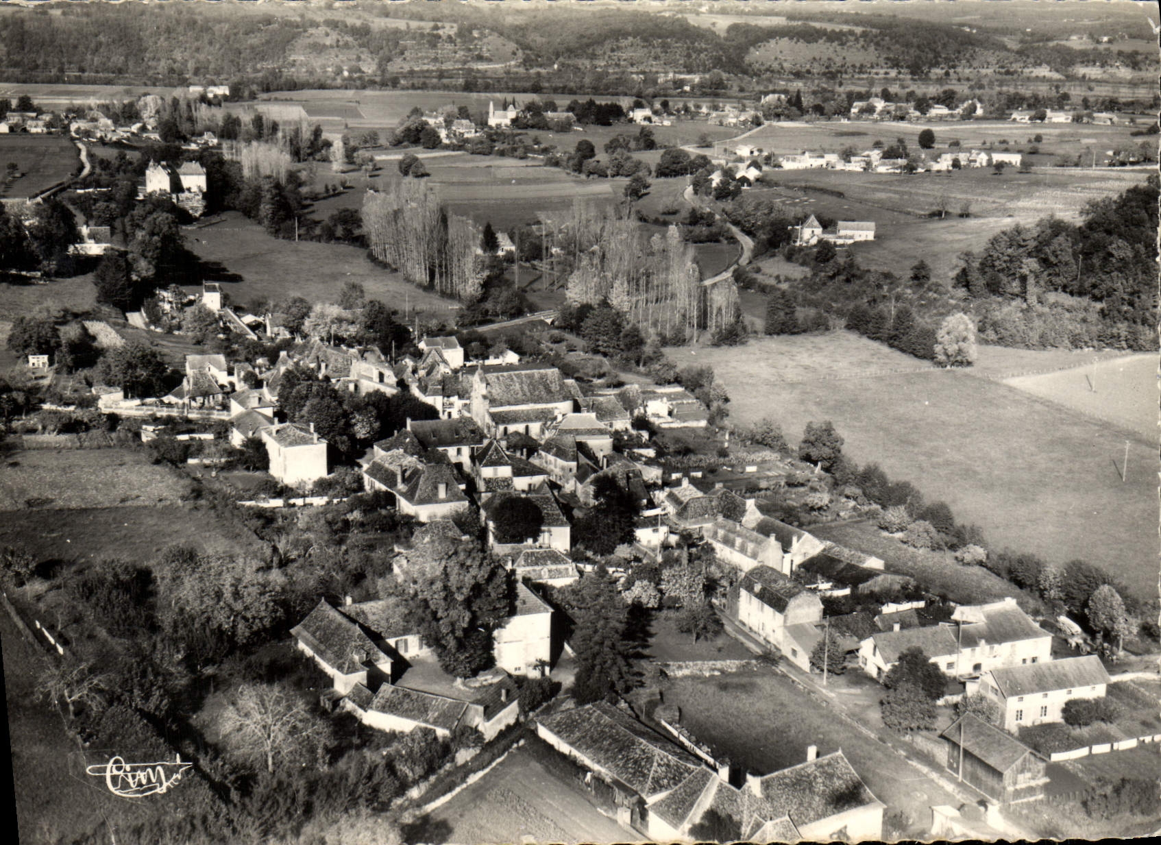 Lanquais - Vue aérienne - Vallée de Lanquais (Dordogne) — Éditions Aériennes COMBIL - IMP. MACON