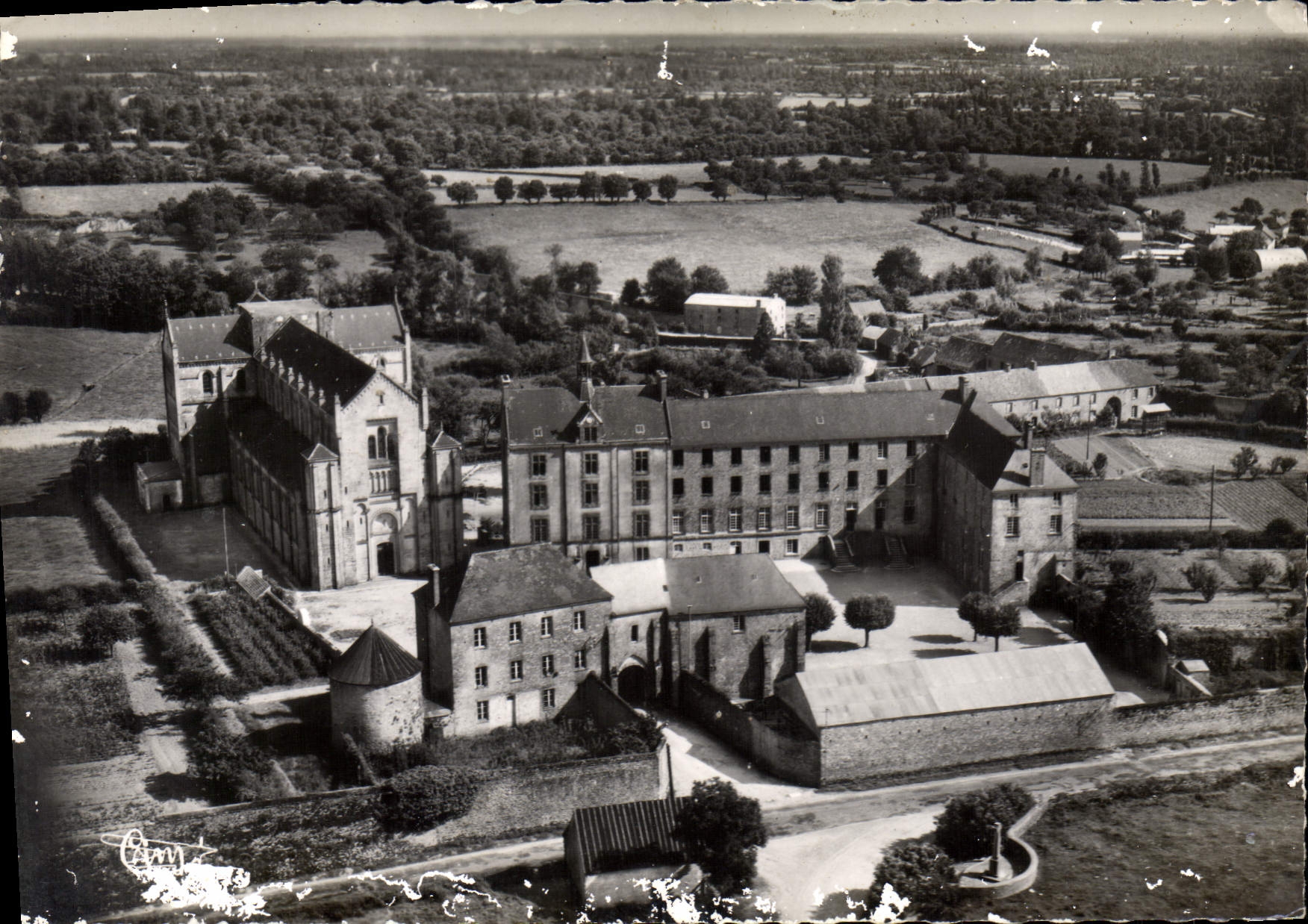 Montebourg (Manche) — L'Abbaye fondée par Guillaume le Conquérant — Éditions Aériennes Véritable