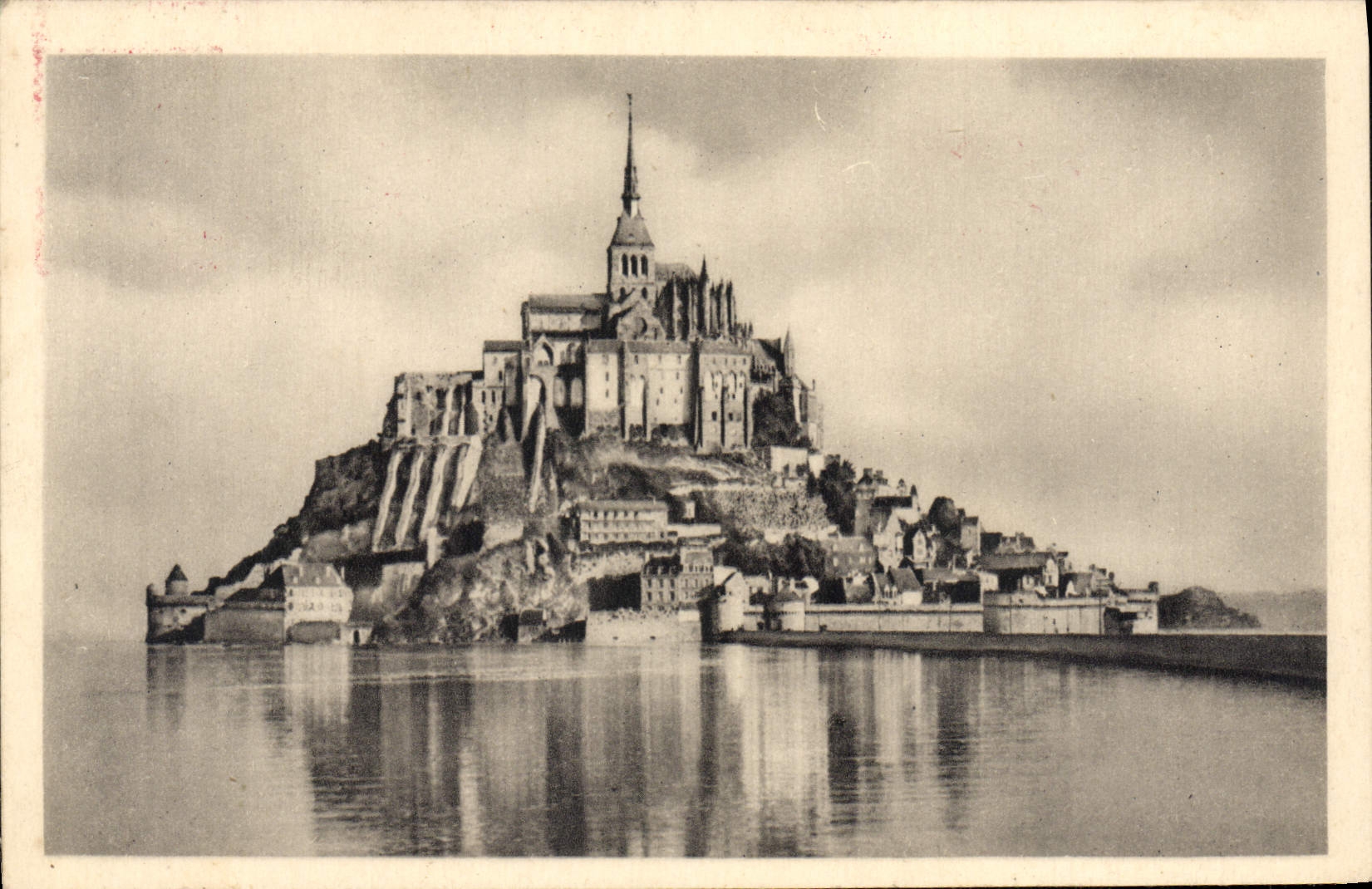 Mont Saint-Michel — Vue générale, face Sud, à marée haute — Abbaye du Mont Saint-Michel, éditeur Serr. Commercial, n° 3502