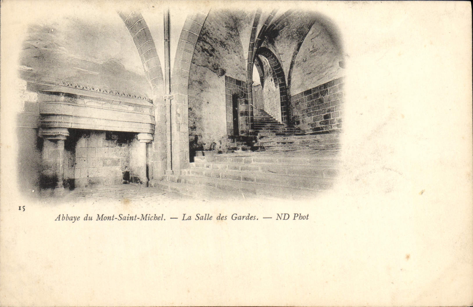 CPA Le Mont Saint Michel Abbaye La salle des gardes