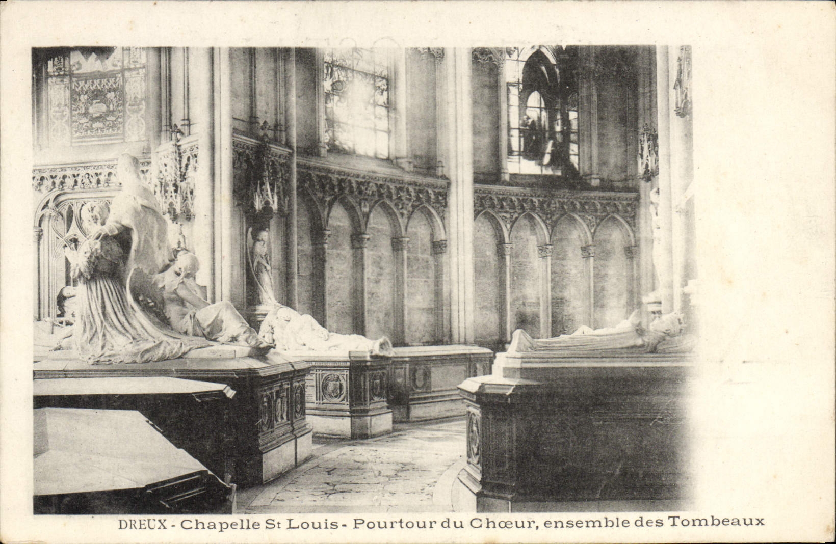 Dreux - Kapelle Saint-Louis - Umfeld des Chors, Ensemble der Grabmale