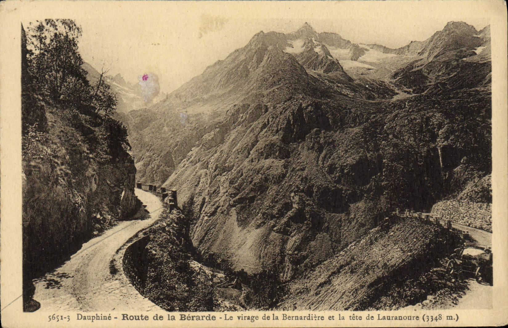 Route de la Bérarde - Le virage de la Bernardière et la tête de Lauranoure (3348 m.) — Dauphiné, éditeur A. Hourlier, Grenoble, n° 3651-3