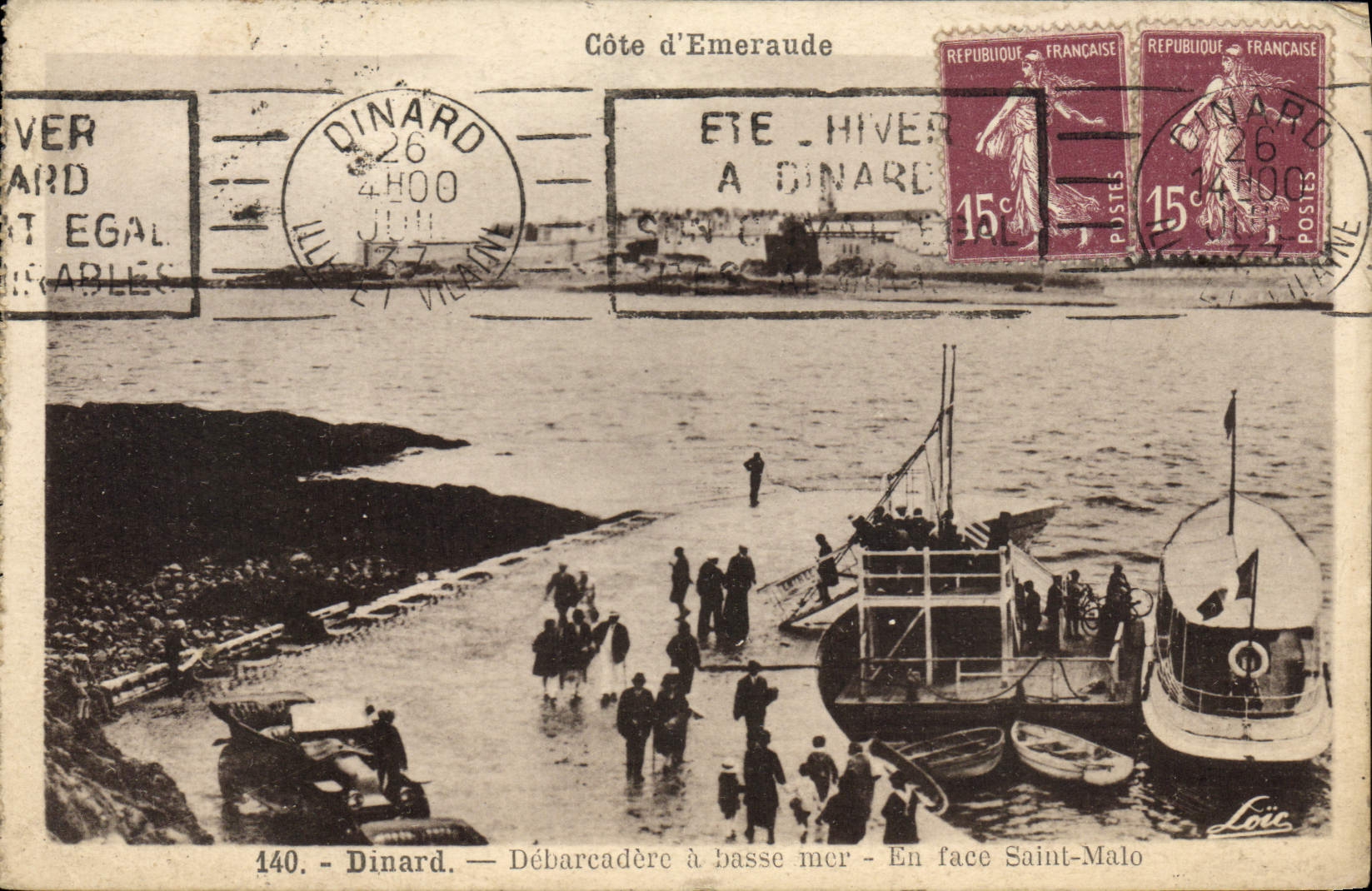 CPA Dinard Debarcadere A Basse Mer En face Saint Malo Bateau