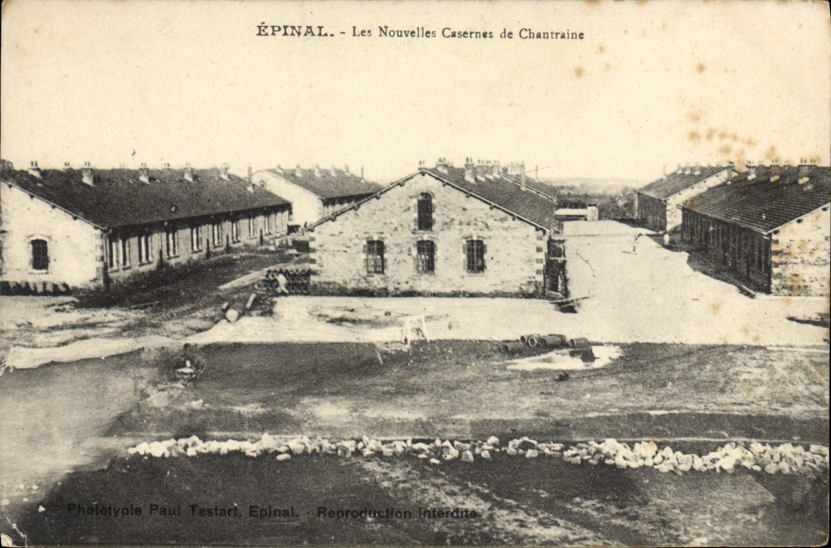 CPA Epinal Les Bouvelles Casernes De Chantraine Militaria