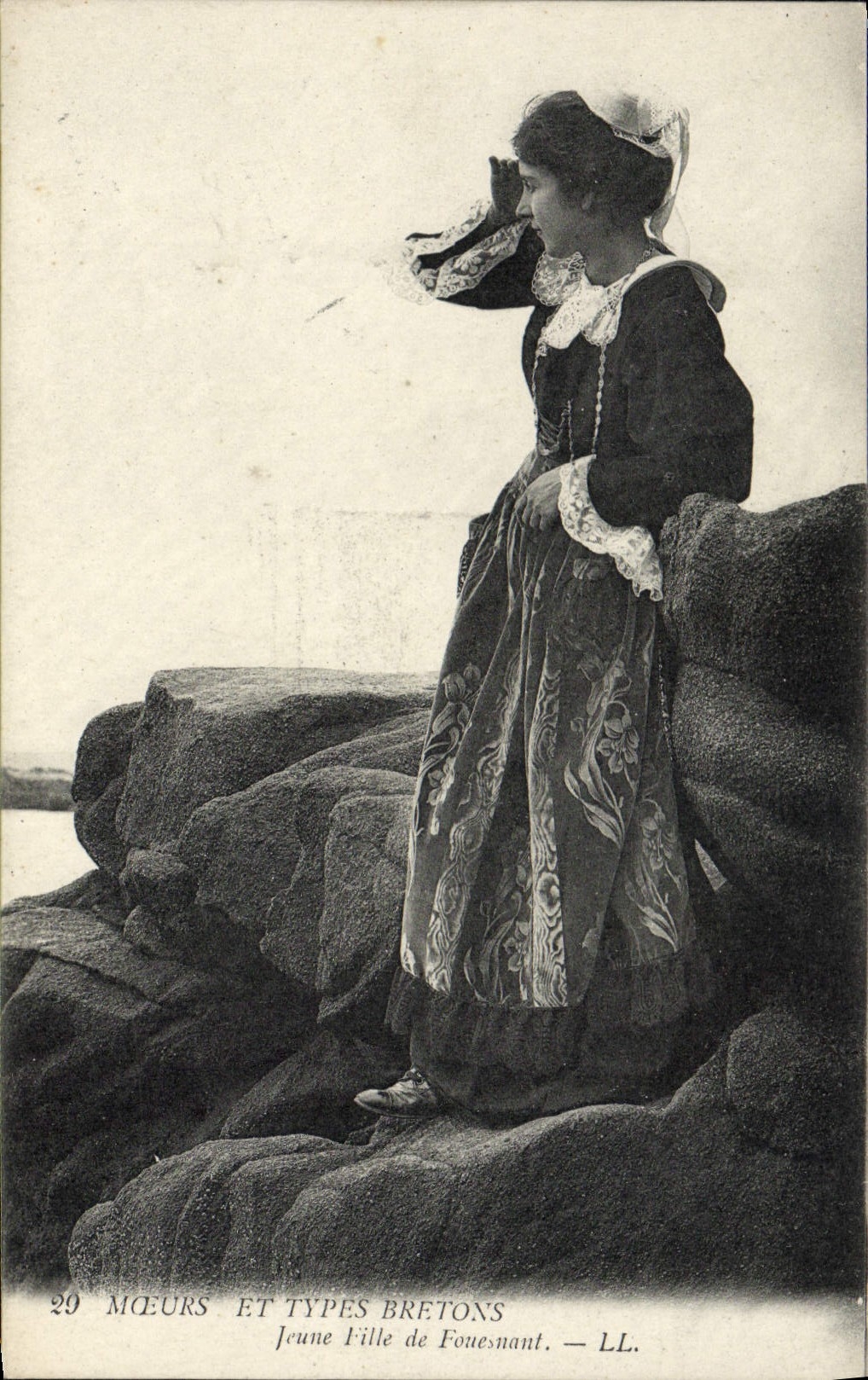 CPA Moeurs Et Types Bretons Jeune fille de Fouesnant Folklore 