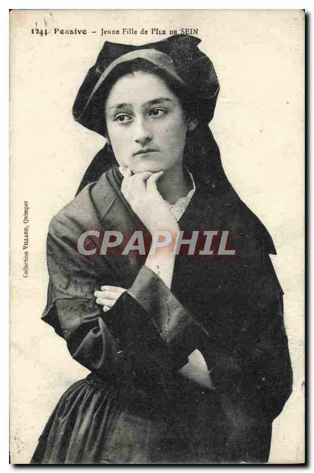 CPA Pensive Jeune Fille De l'Ile De Sein Folklore