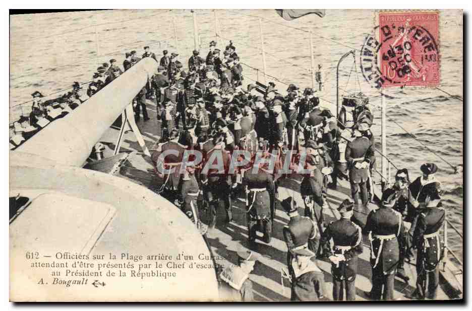 CPA Officiers Sur La Plage Arriere D'Un Cuirasse 