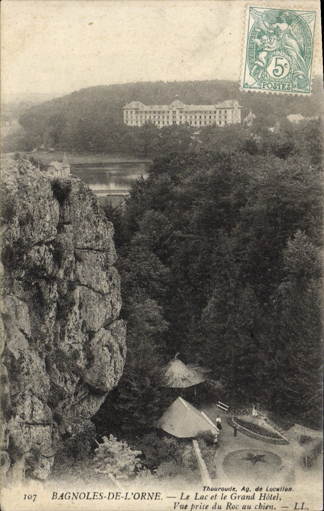 CPA Bagnoles De L'Orne Le Lac Et Le Grand Hotel Vue prise du roc au chien 