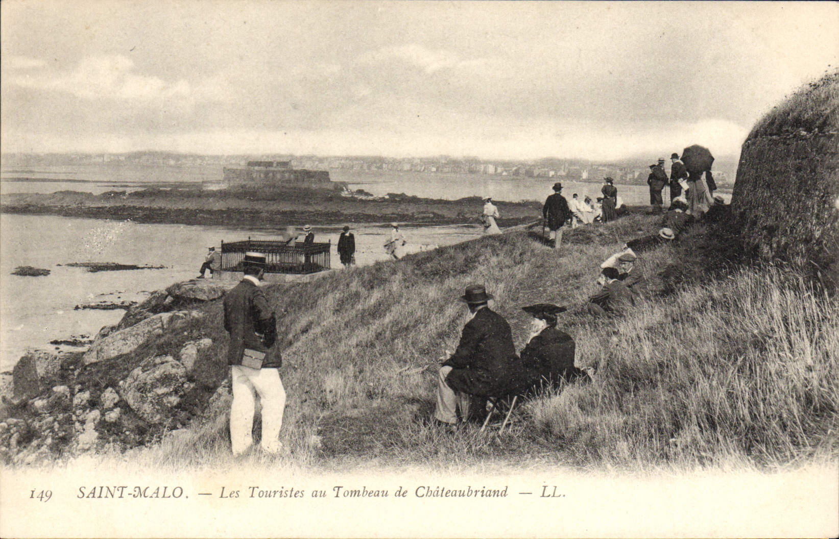 CPA Saint Malo Les Touristes Au Tombeau De Chateaubriand