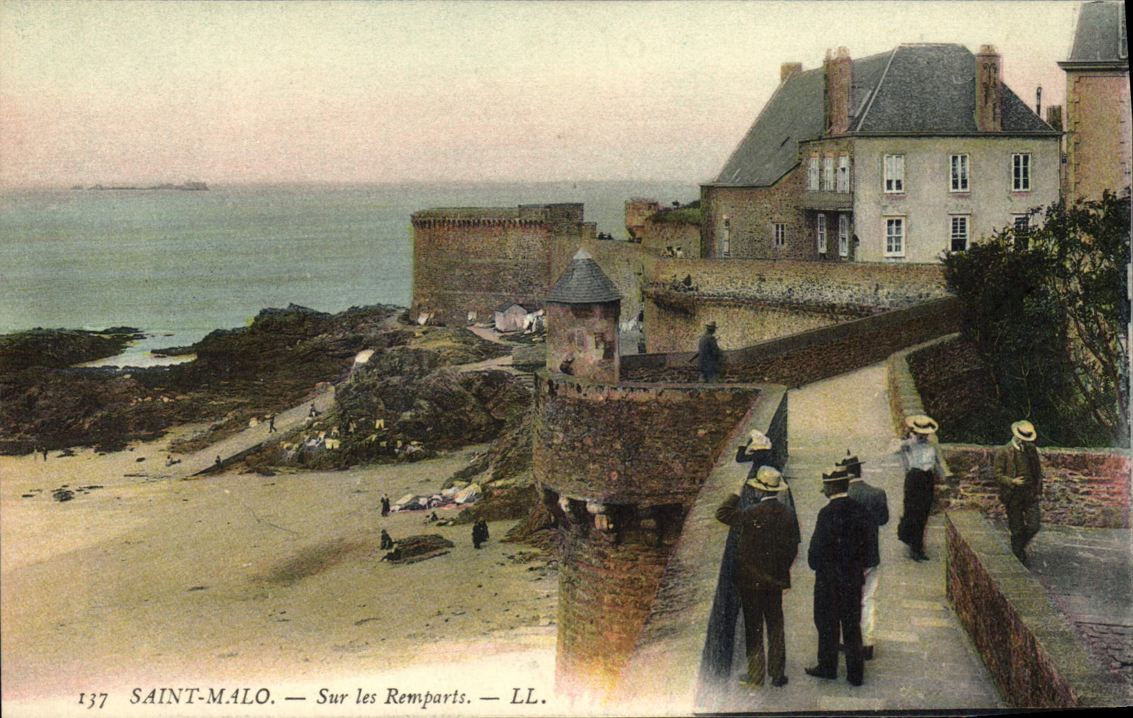 CPA Saint Malo Sur Les Remparts