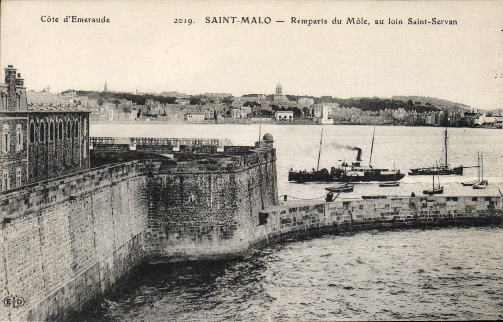 Saint-Malo — Remparts du Môle, au loin Saint-Servan — Côte d’Emergeaude, éditeur E.D., n° de série 2019