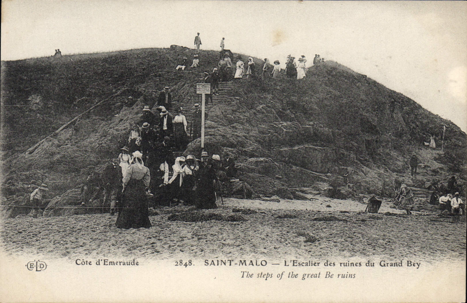 CPA Saint Malo L'Escalier Des Ruines Du Grand Bey