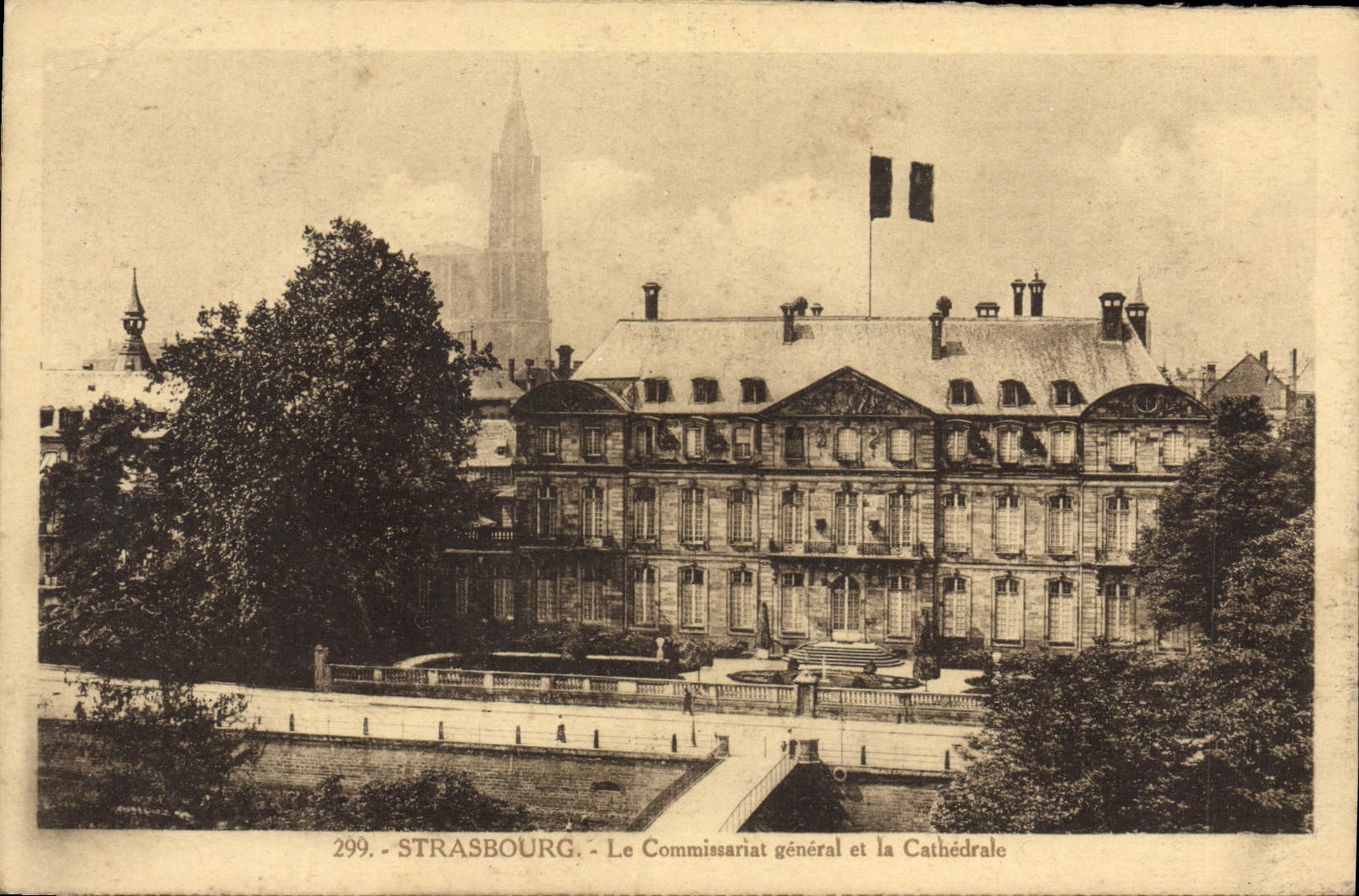 CPA Strasbourg Le Commissariat General Et la Cathedrale