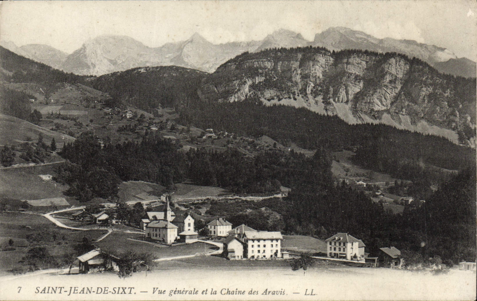 Saint-Jean-de-Sixt — Vue générale et la Chaîne des Araviès — LL