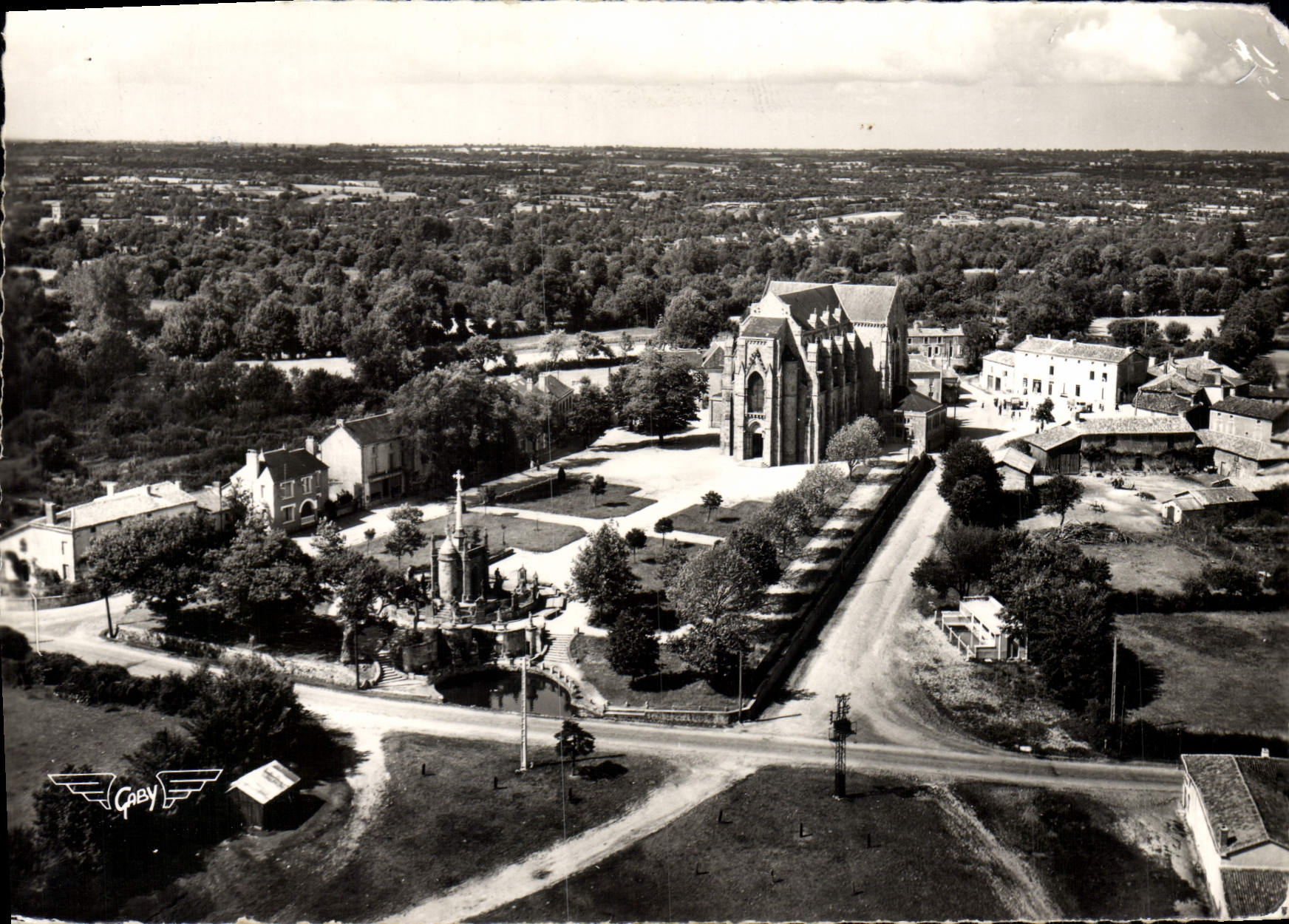 CPM Pitie Chapelle Saint Laurent Basilique Calvaire et esplanade