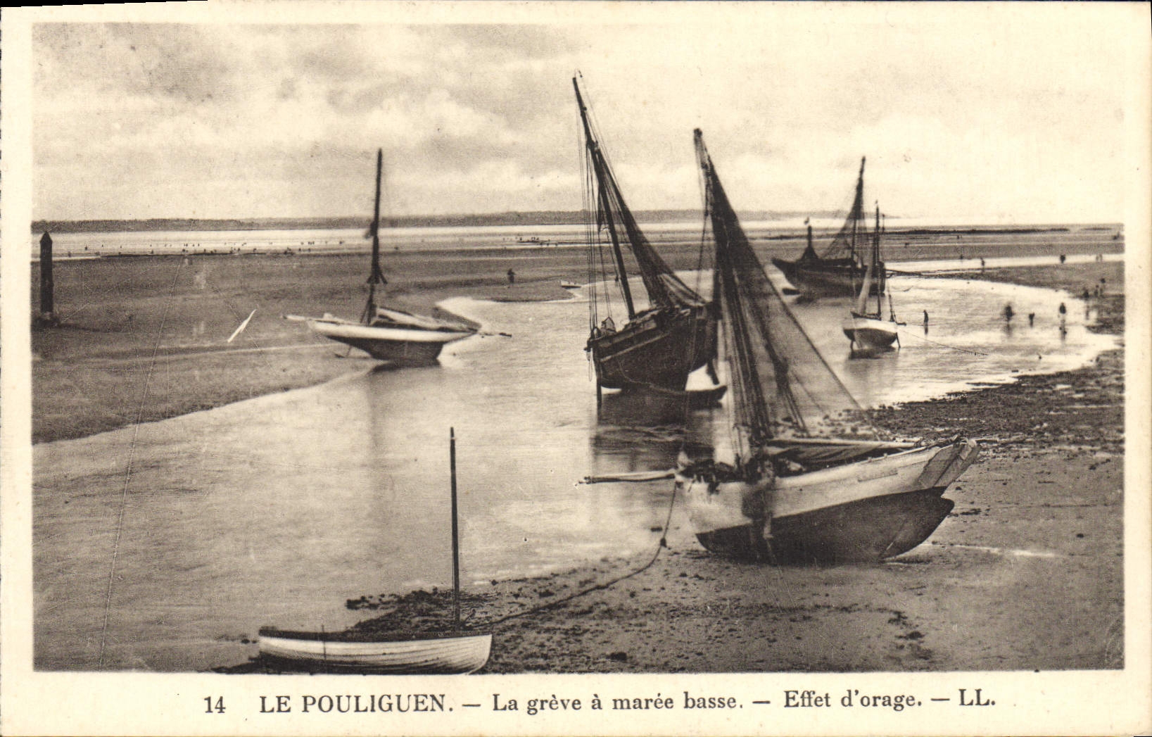 CPA Le Pouliguen La Greve A Maree Basee Effet d'orage Bateaux