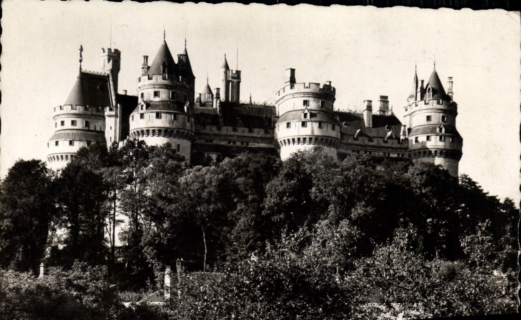 CPM Pierrefonds Le Chateau Cote Est