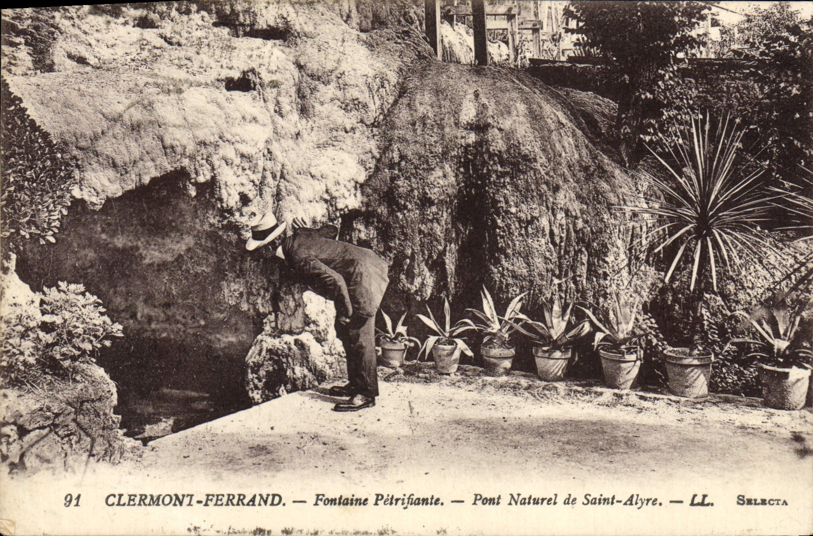 CPA Clermont Ferrand Fontaine Petrifiante Pont naturel de Saint Alyre Cachet Daguin Royat