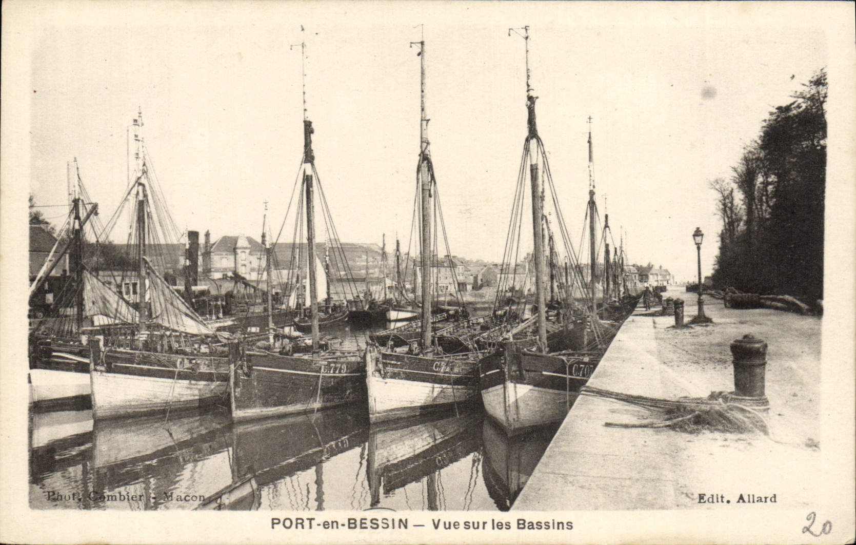 CPA Port En Bessin Vue Sur Les Bassins Bateaux
