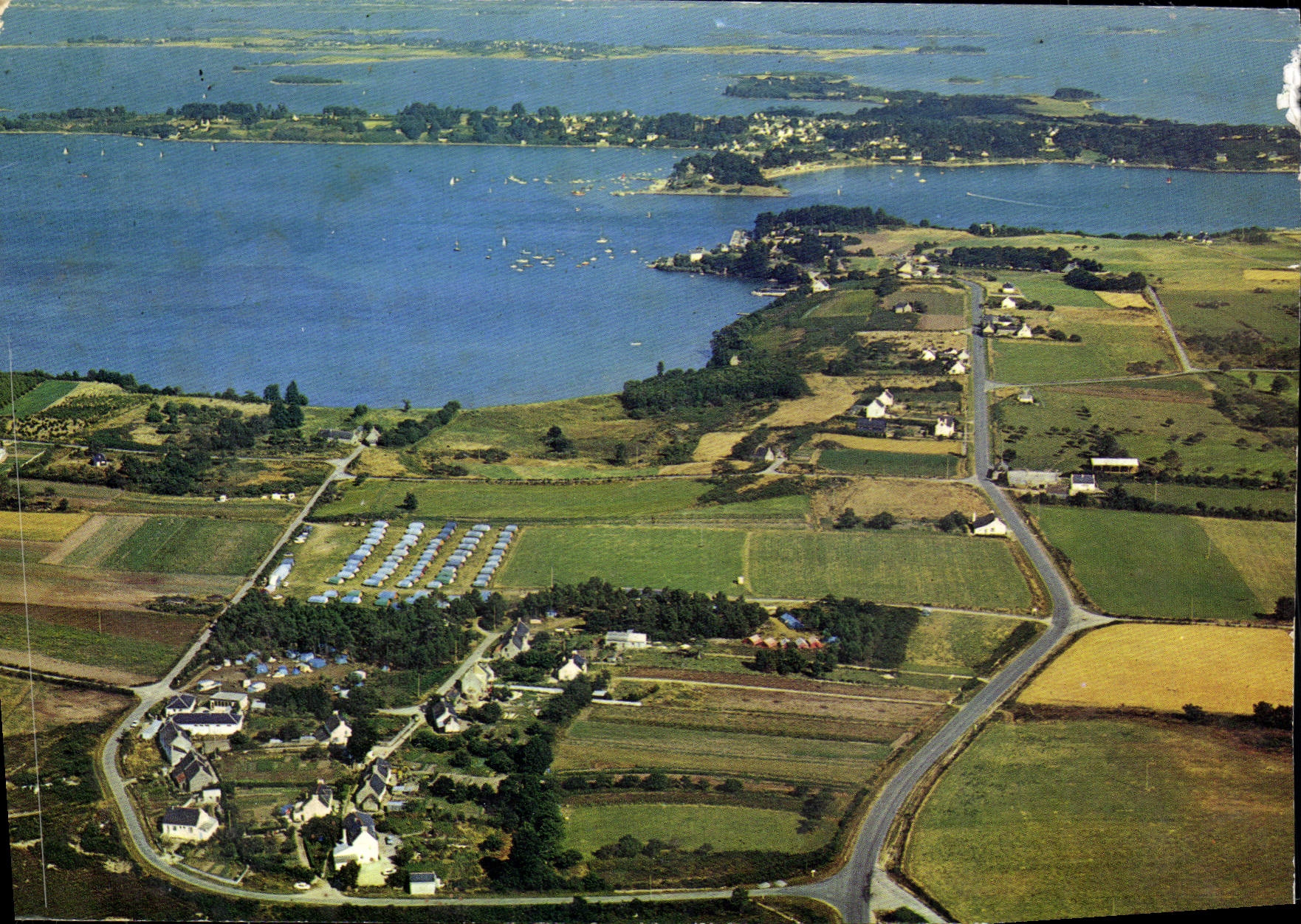 CPM Le Bretagne Pittoresque Le Golfe Du Morbihan a proximite de Port Blanc et de l'ile aux moines Camping CCAS Bourgerel