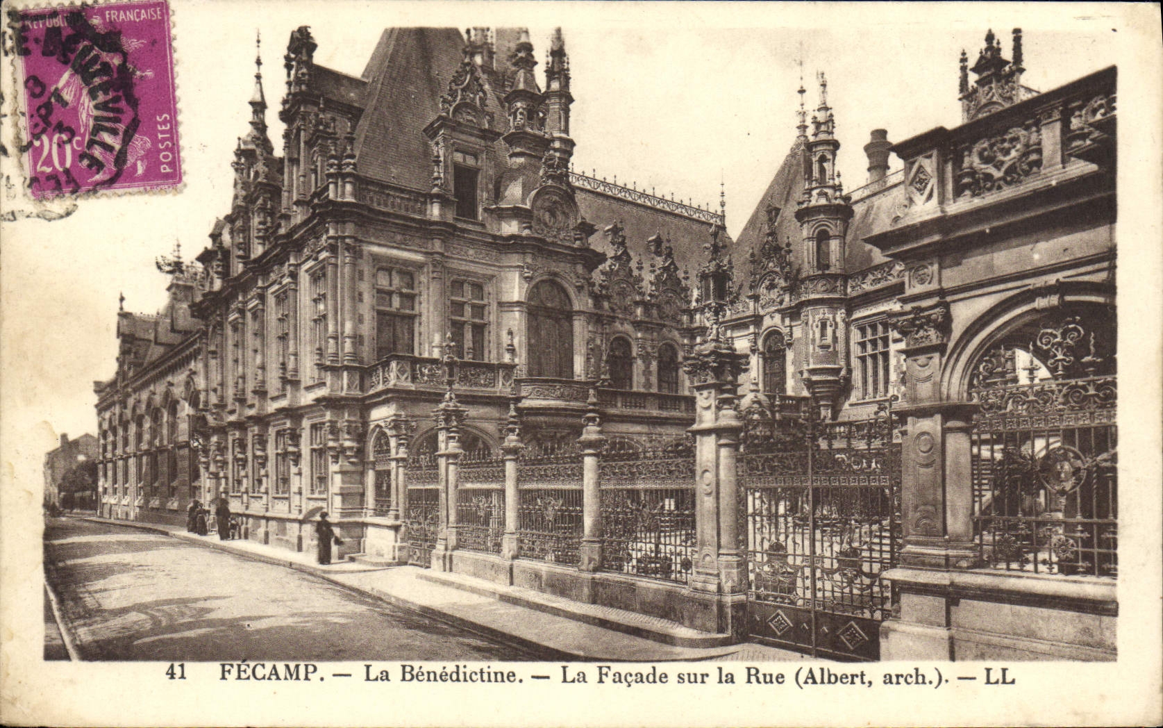 CPA Fecamp La Benedictine La Facade Sur La Rue