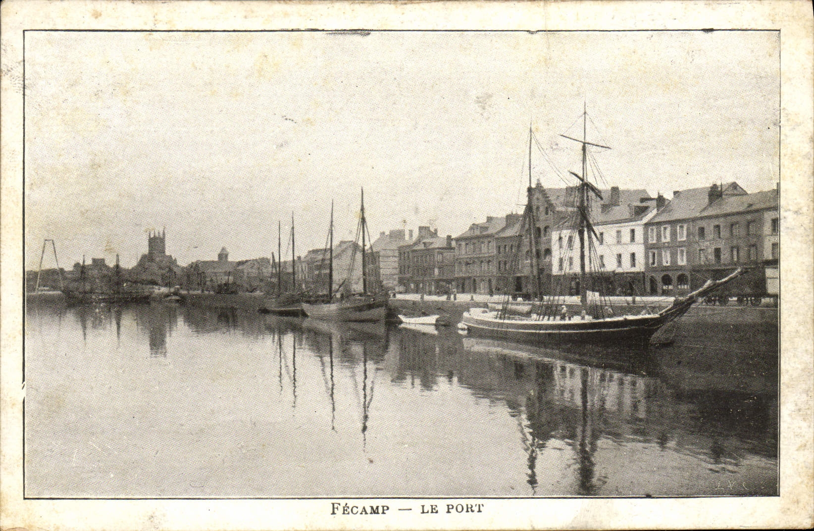 CPA Fecamp Le Port Bateaux