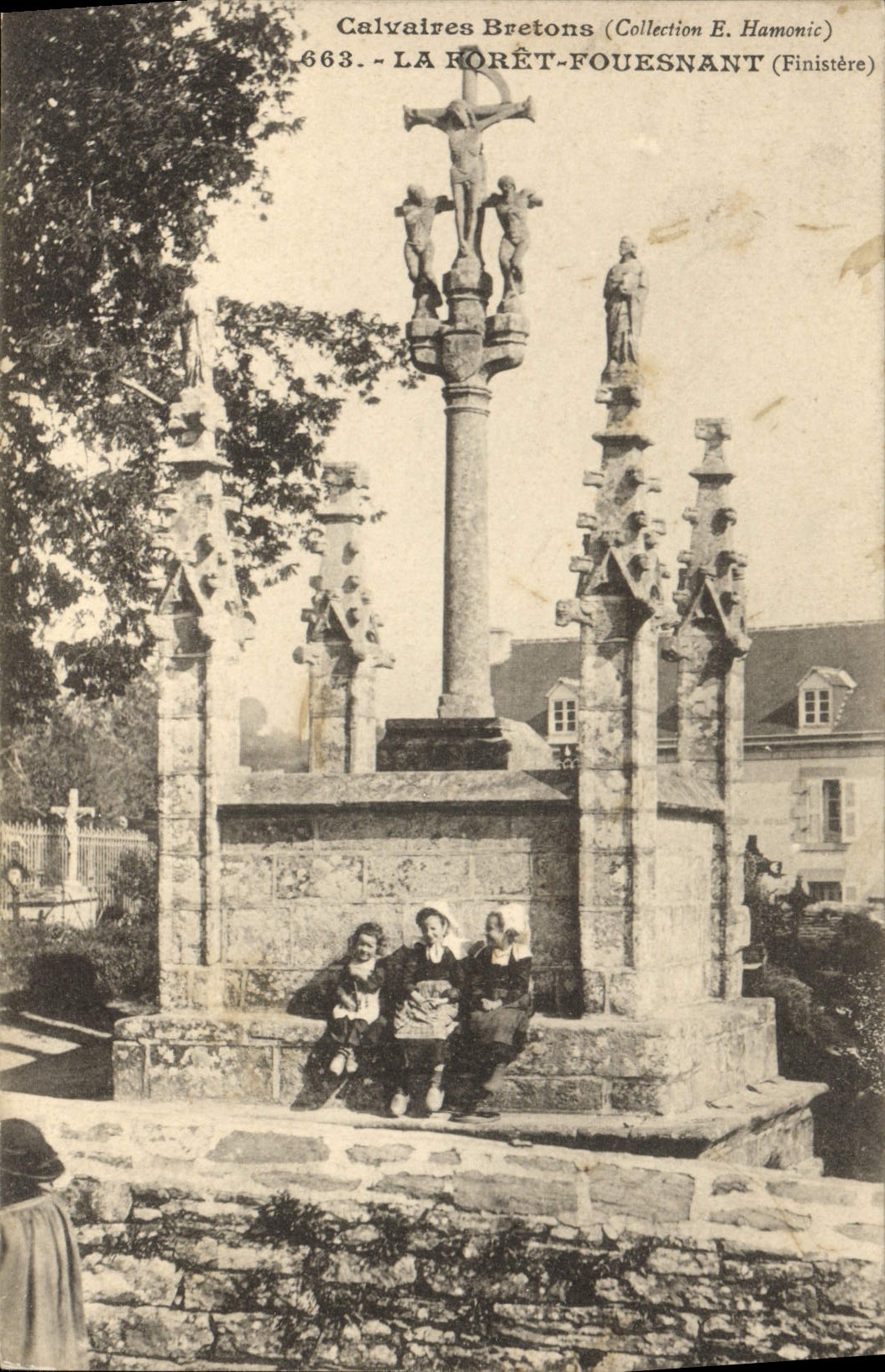 CPA La Foret Fouesnant Calvaires bretons Enfants