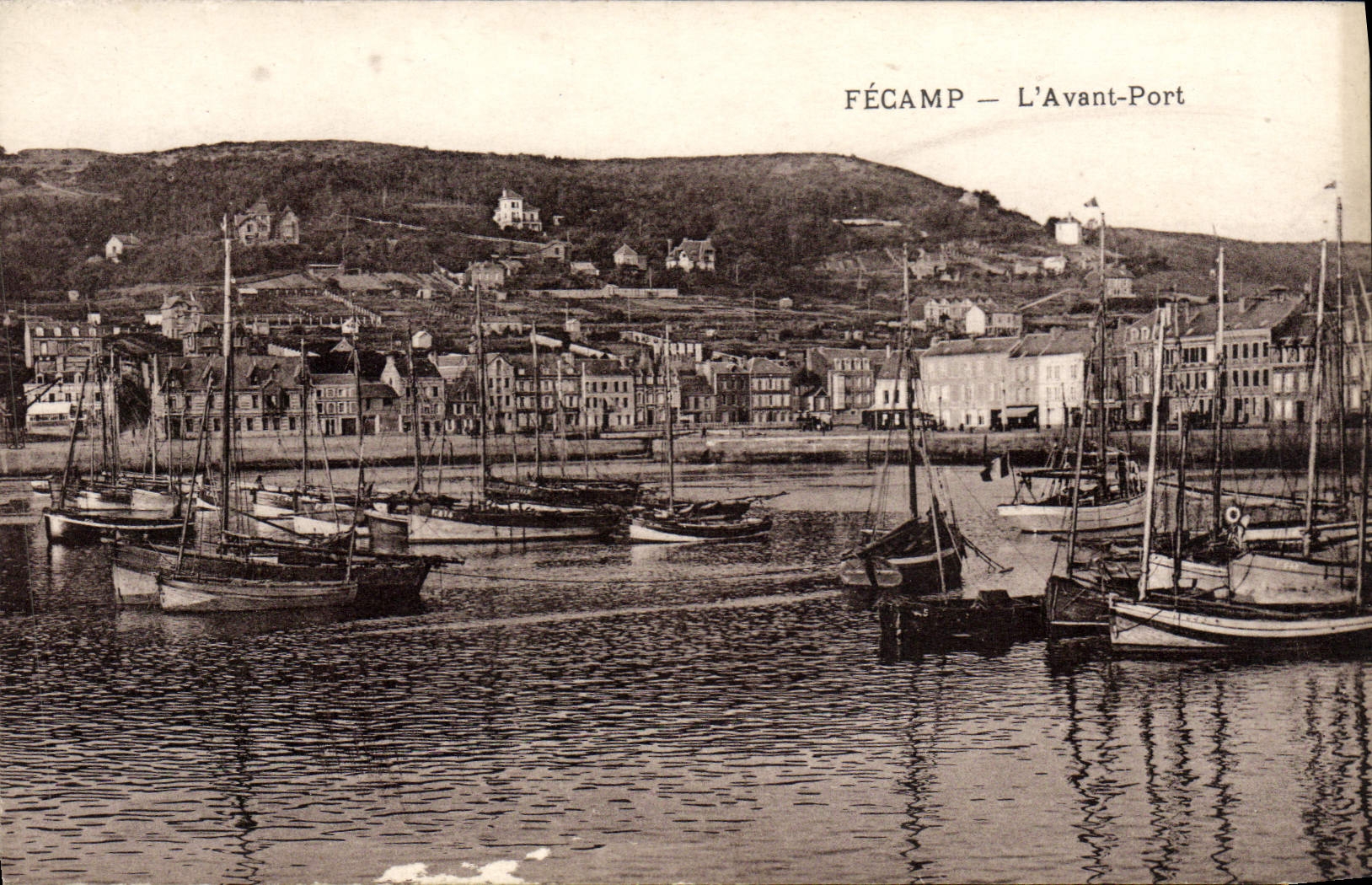 CPA Fecamp L'Avant Port Bateaux