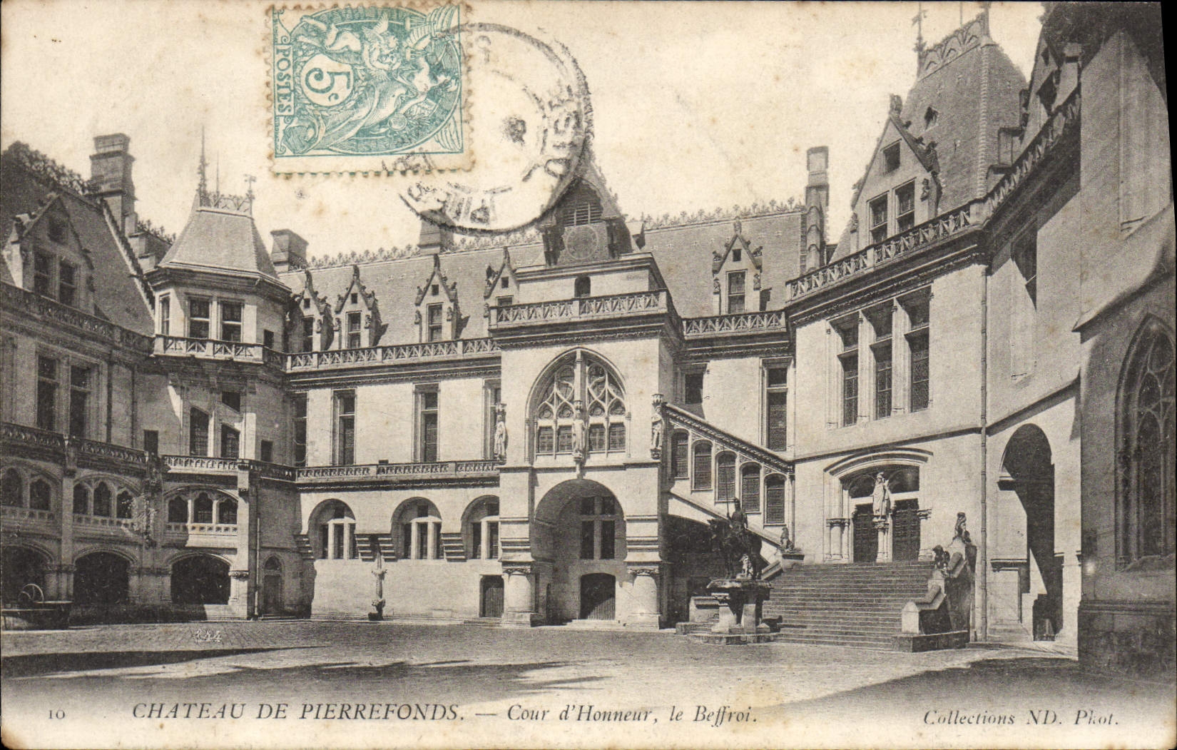 Château de Pierrefonds — Cour d'Honneur, le Beffroi — Collections ND. Phot.