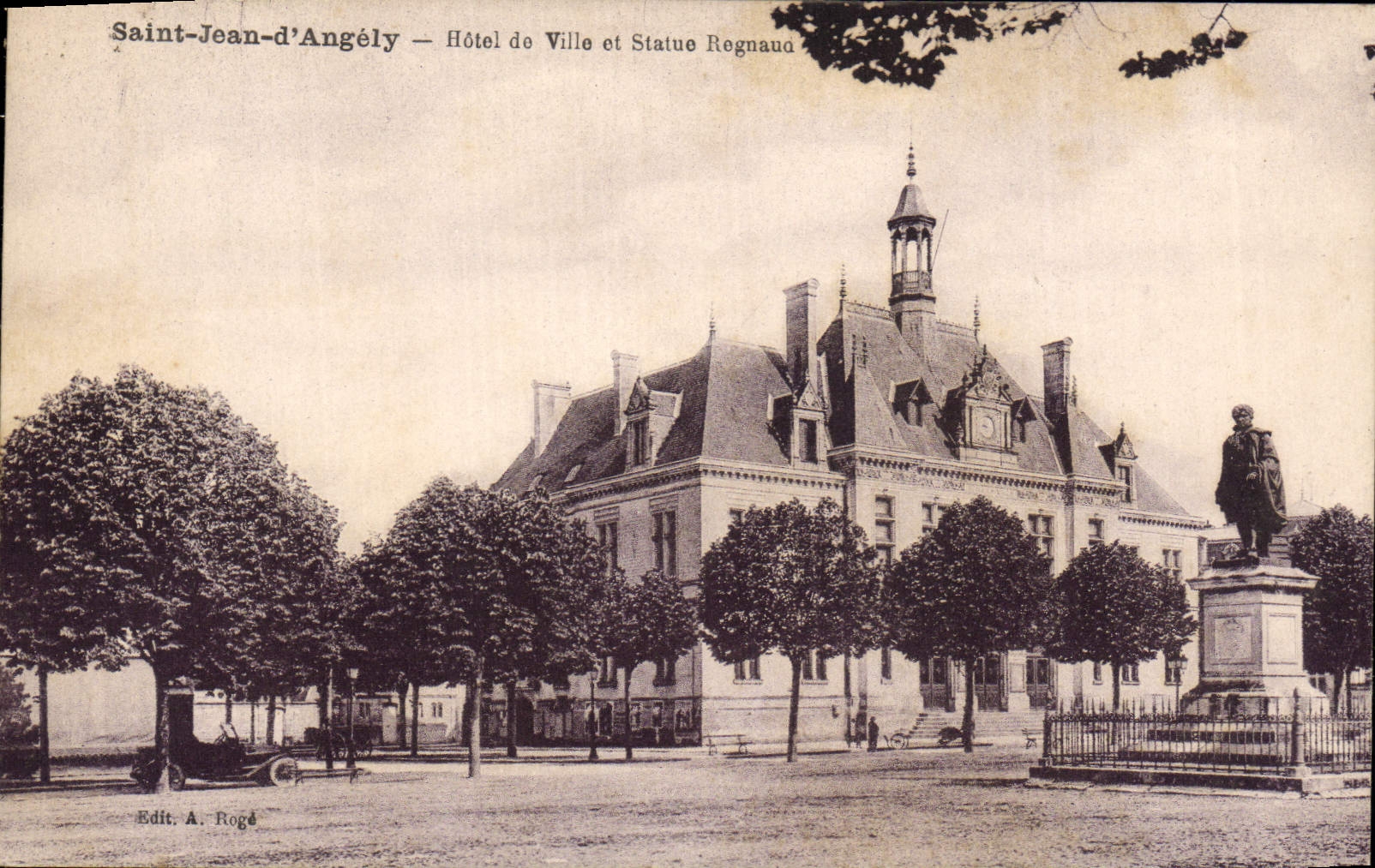 Saint-Jean-d'Angély — Hôtel de Ville et Statue Regnaud — Edit. A. Rogé