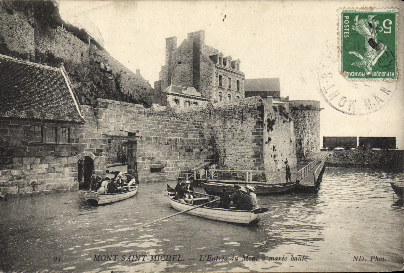 CPA Mont Saint Michel L'Entree Du Mont A Maree haute Barque