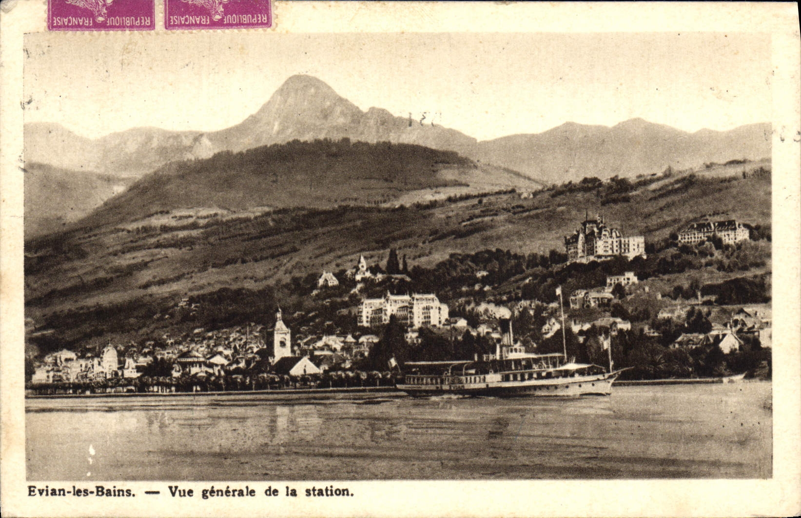 CPA Evian Les Bains Vue Generale De La Station Bateau