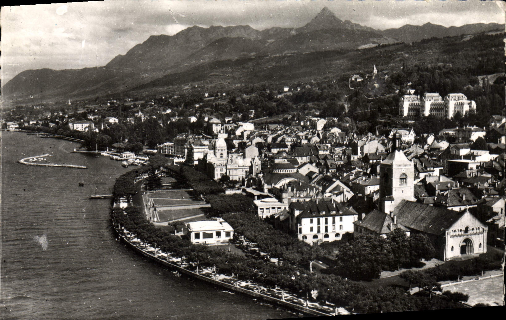 CPM Evian Les Bains Vue Generale Aerienne Dans le fond les Memises et la dent d'Oche