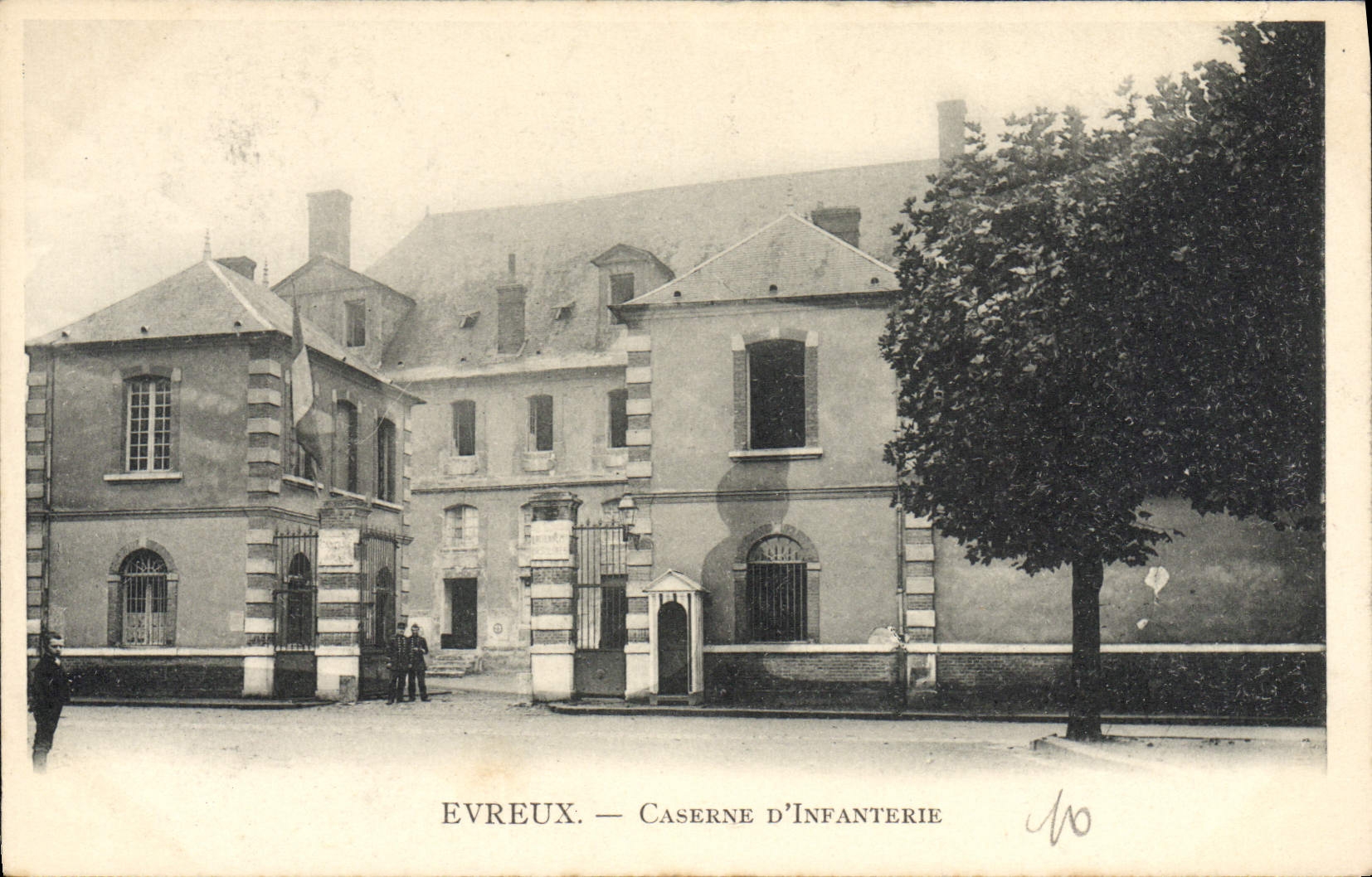 CPA Evreux Caserne D'Infanterie Militaria
