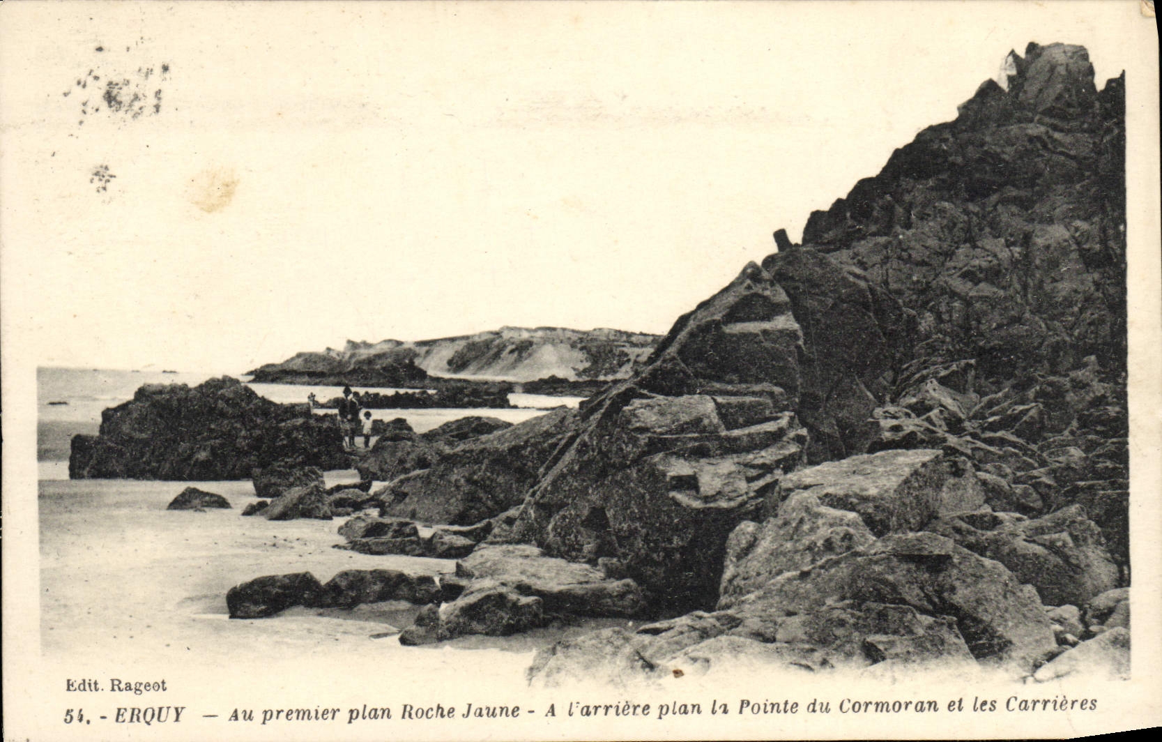 CPA Erquy Au Premier Plan Roche Jaune a l'arriere plan la pointe du Cormoran et les carrieres