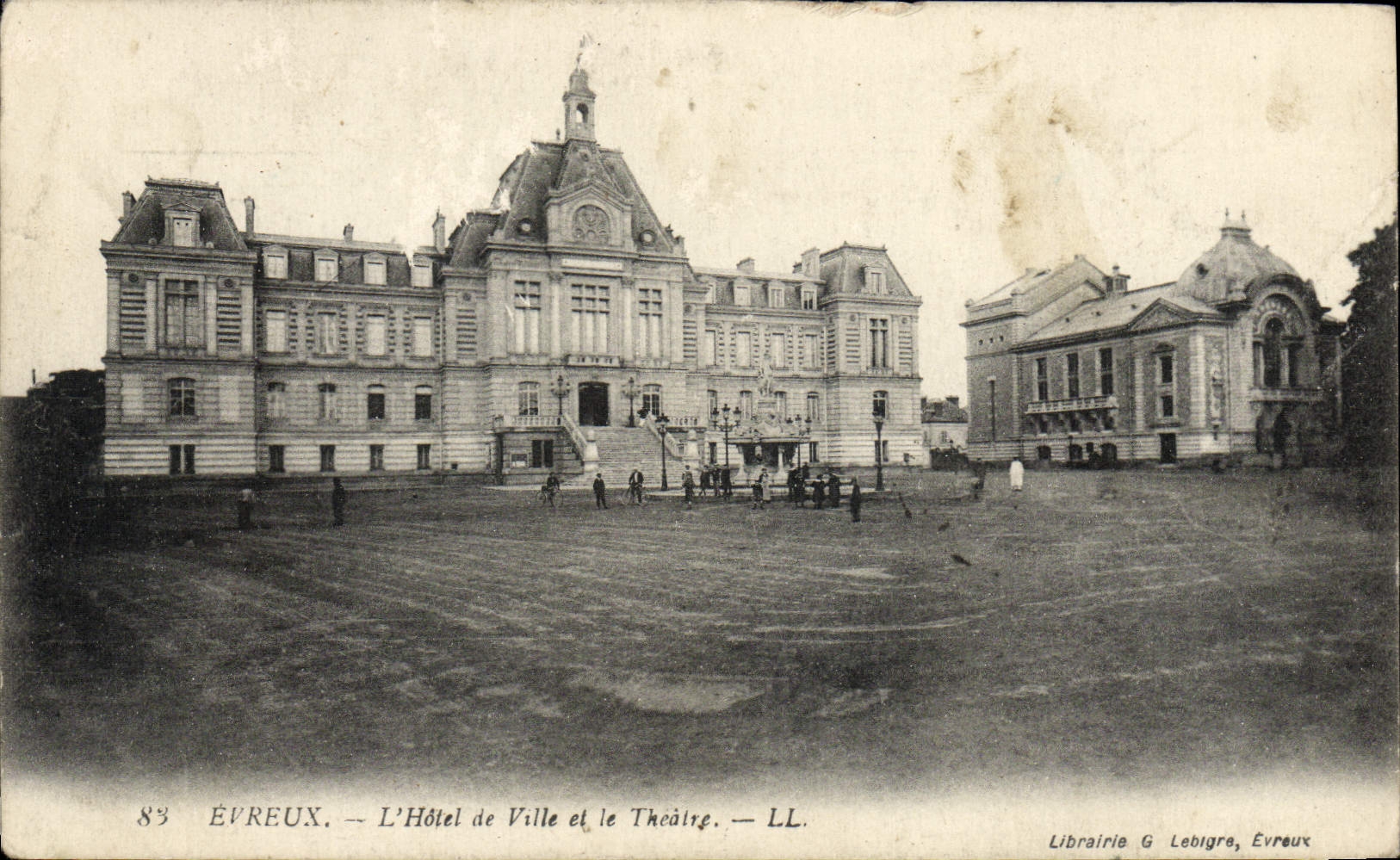 Évreux — L'Hôtel de Ville et le Théâtre — Librairie G. Lebigré, Évreux