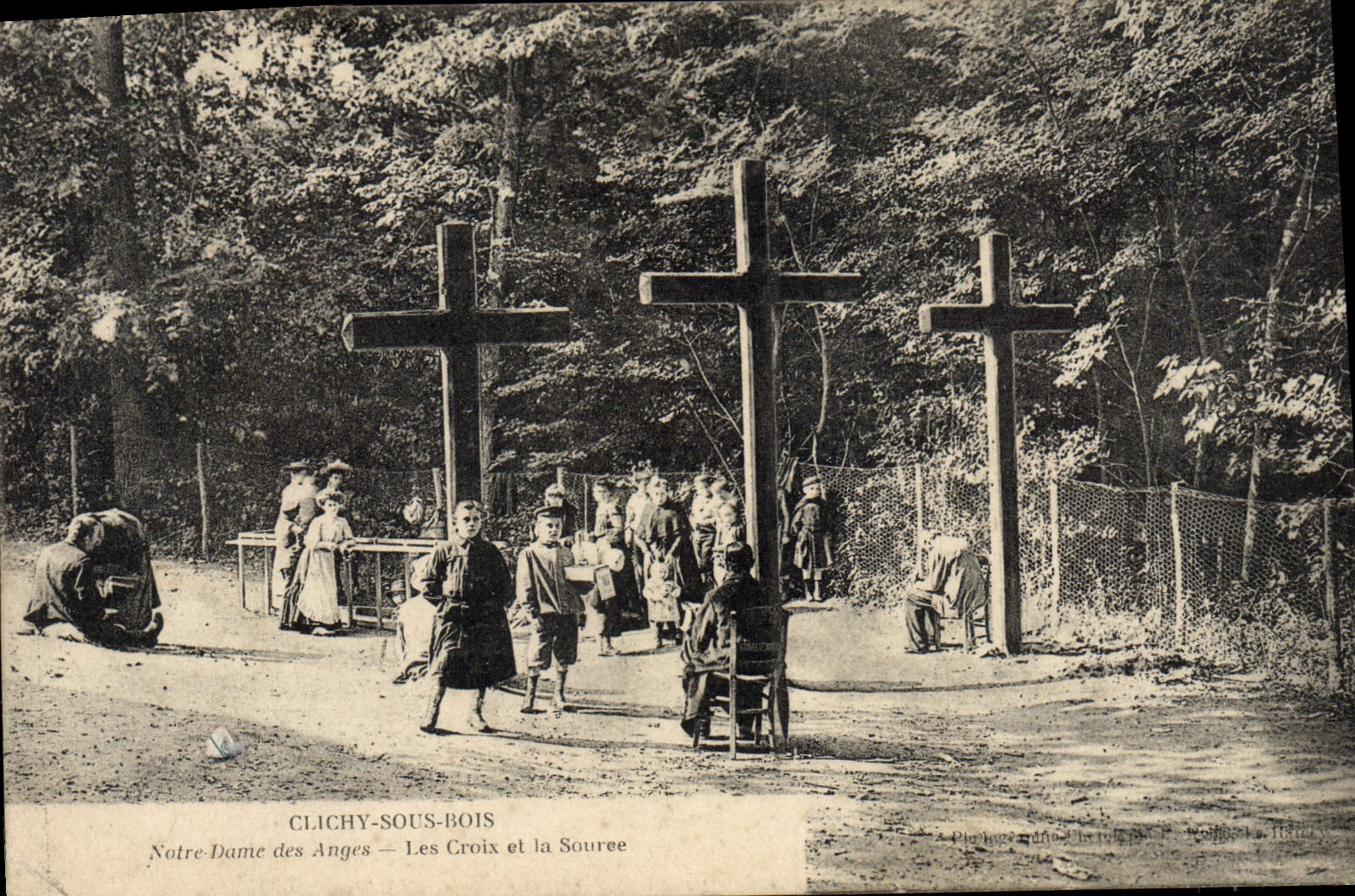 CPA Clichy Sous Bois Notre Dame Des Anges Les croix et la source Enfants