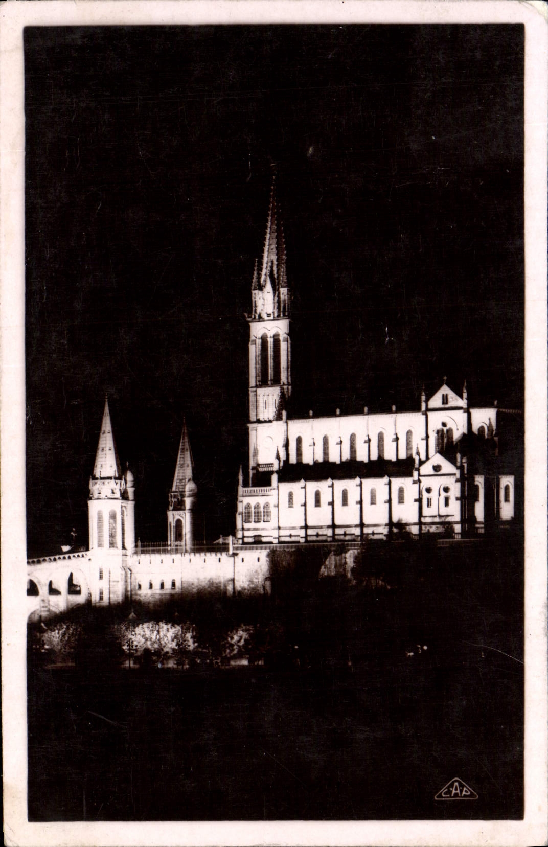 CPM Lourdes La Basilique Illuminee