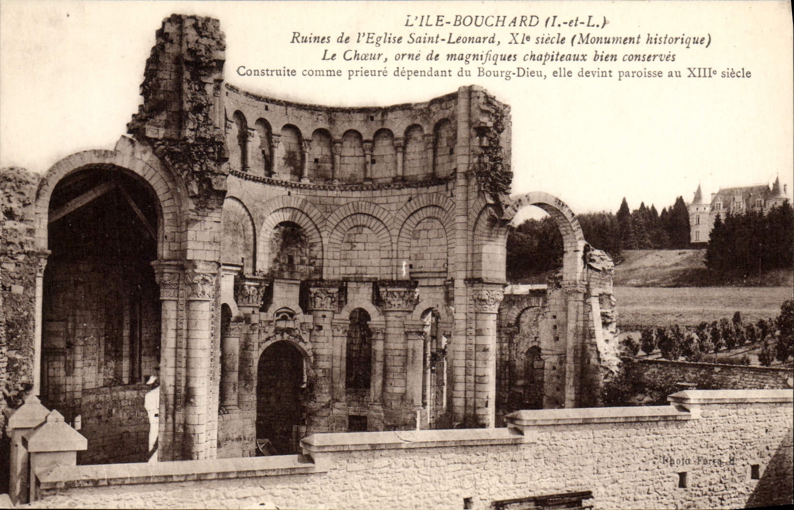 CPA L'Ile Bouchard Ruines De I'Eglise Saint Leonard le choeur orne de magnifiques chapiteaux 