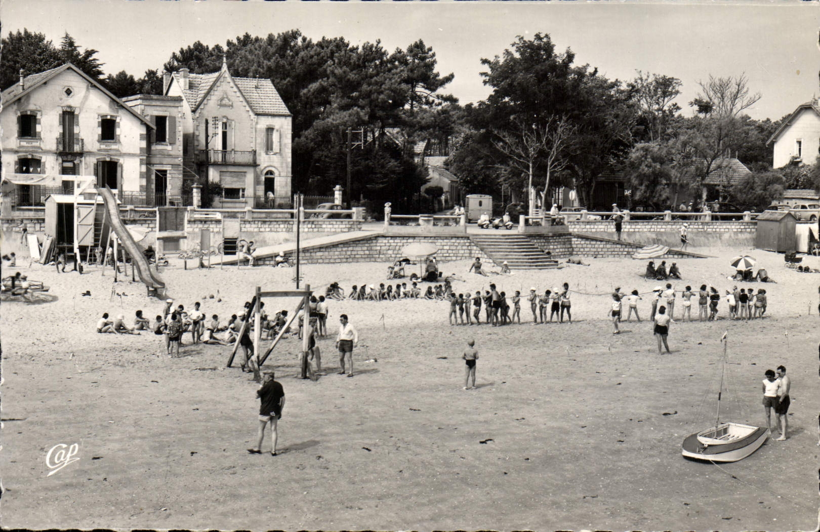 CPM Saint Trojan Jeux Sur La Plage Et Les Villas Enfants