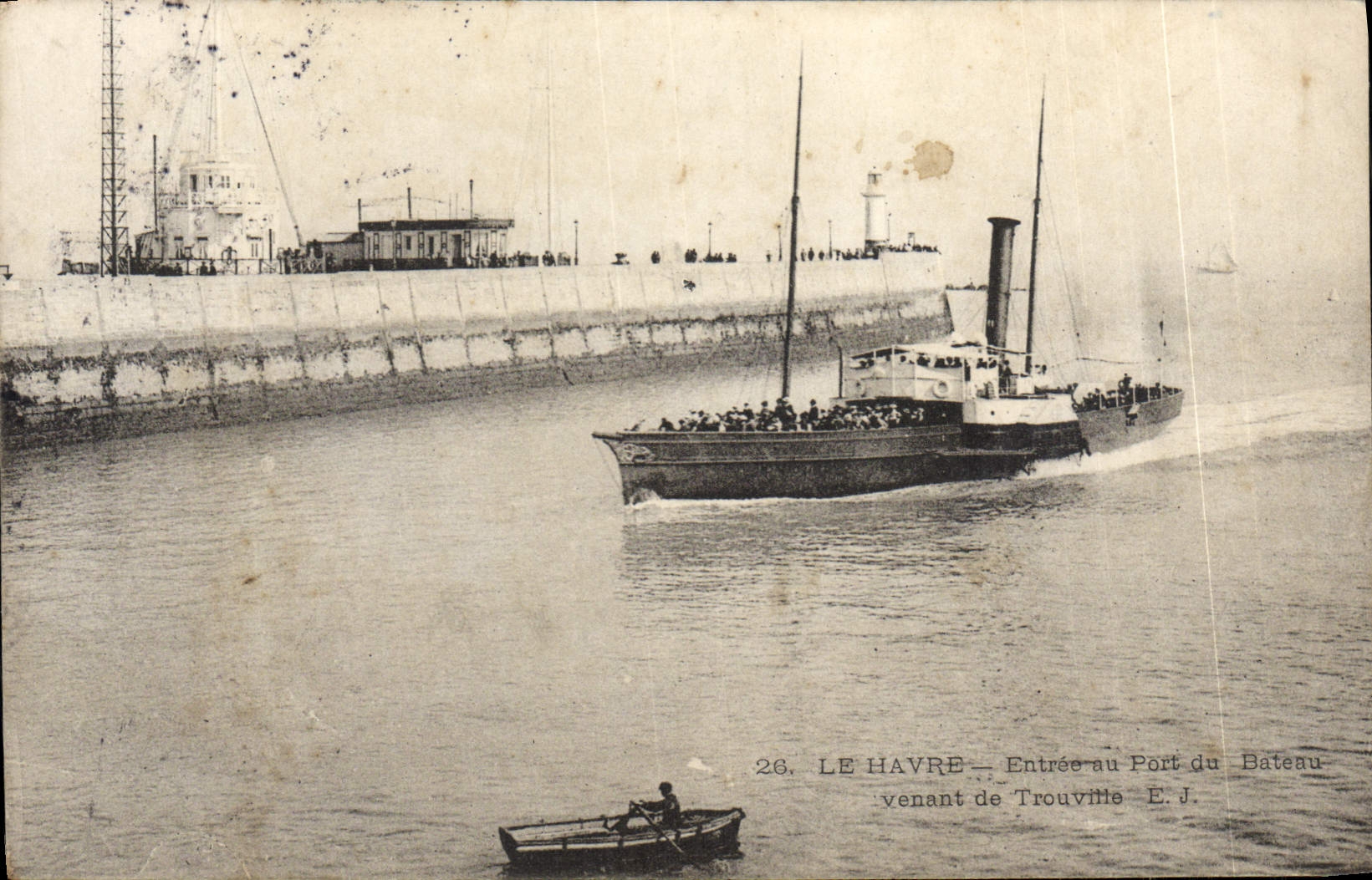 CPA Le Havre Entree au Port du bateau venant de Trouville 