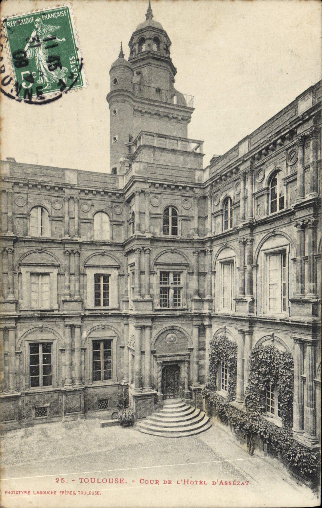 CPA Toulouse Cour De L'Hotel d'Assezat