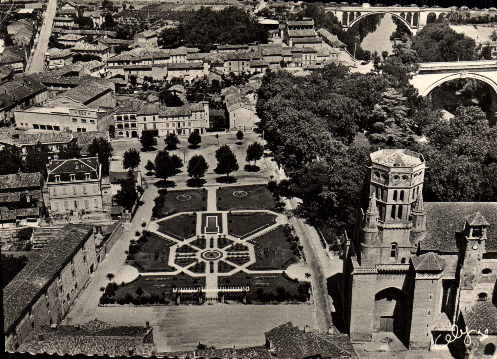 CPM Lavaur Vue Aerienne du Square General Bressolles de la cathedrale St Alain du jardin de l'eveche et des ponts Agout